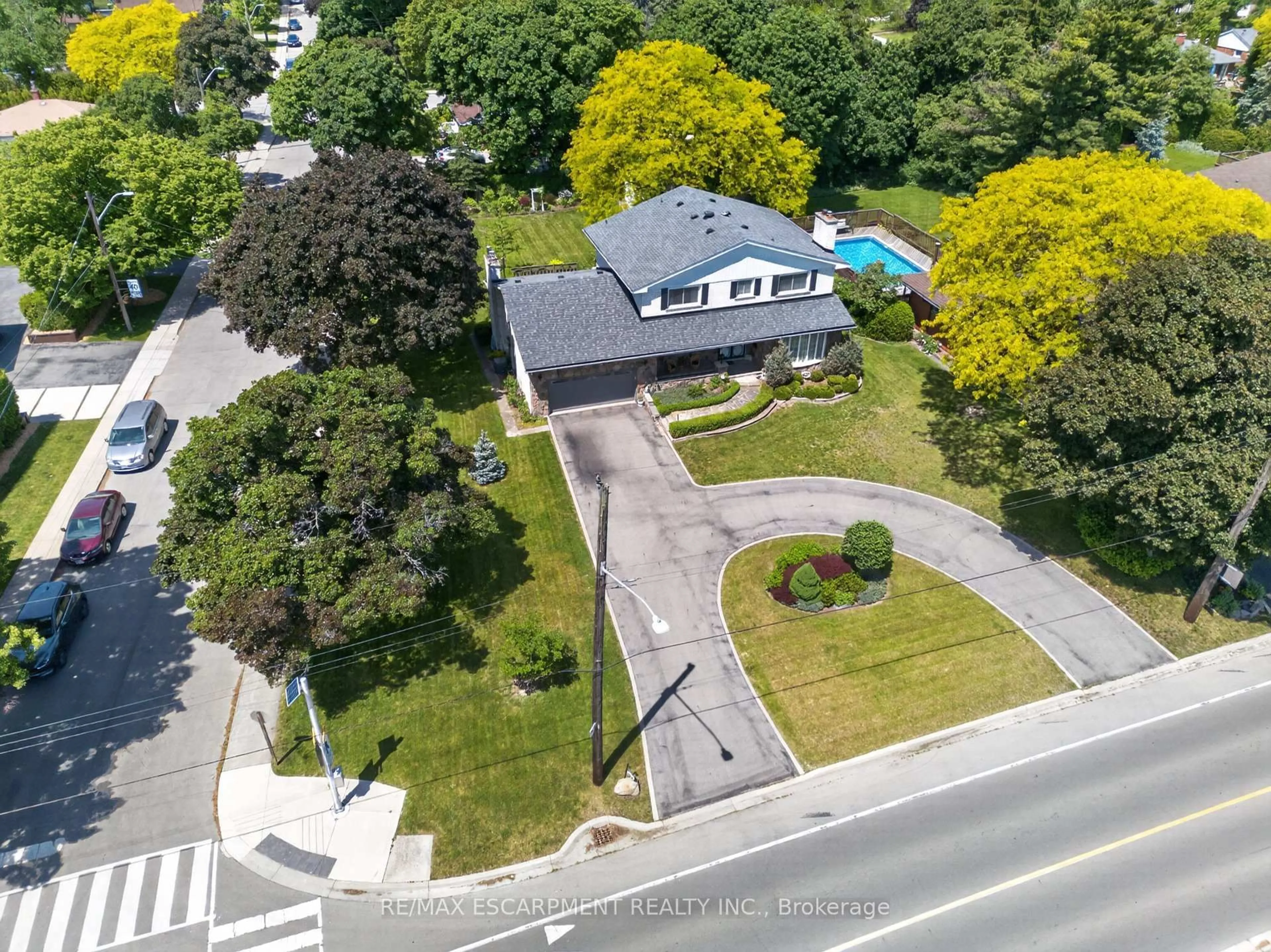A pic from outside/outdoor area/front of a property/back of a property/a pic from drone, street for 564 Mountain Brow Blvd, Hamilton Ontario L8T 1A9