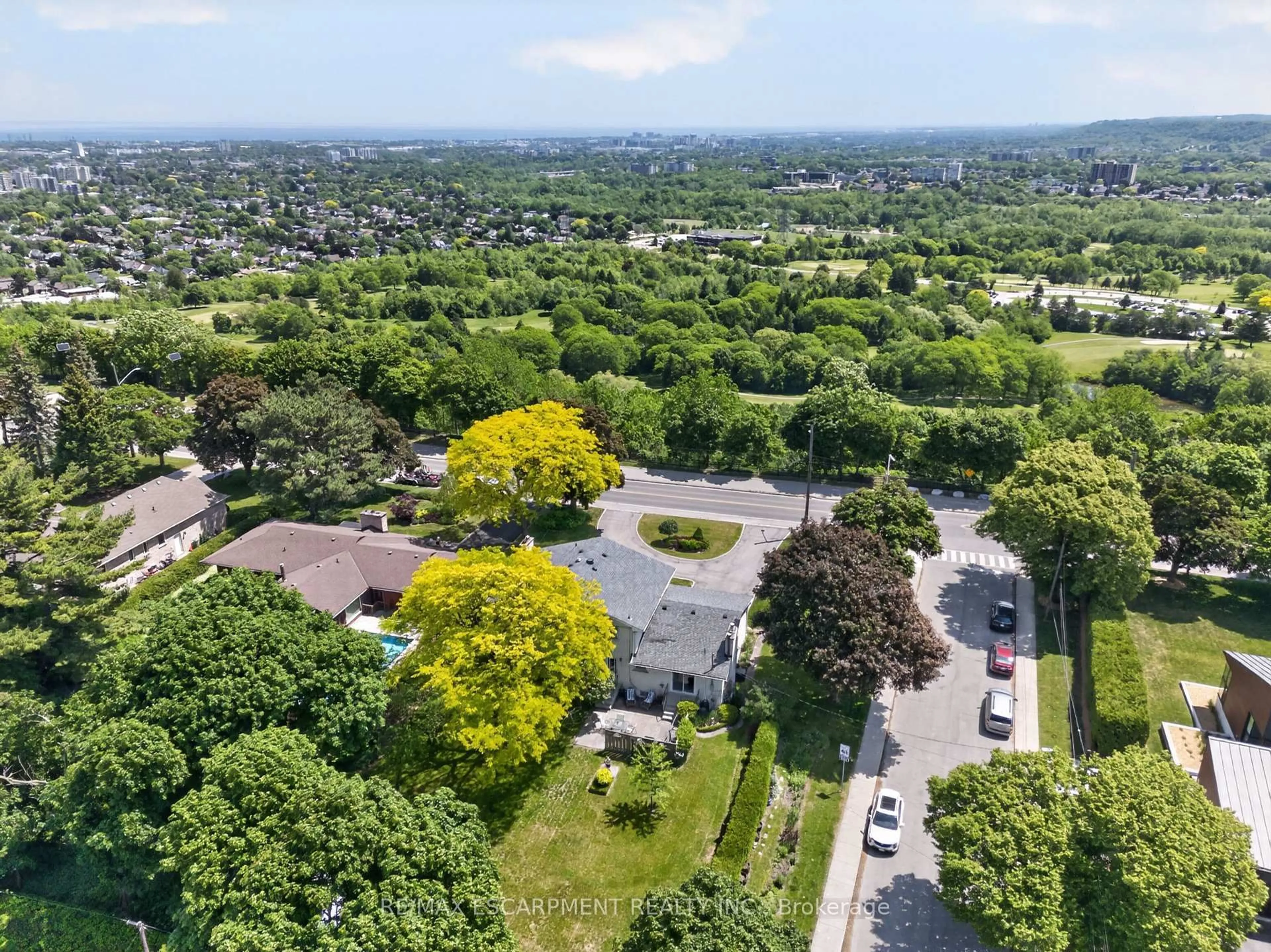 A pic from outside/outdoor area/front of a property/back of a property/a pic from drone, street for 564 Mountain Brow Blvd, Hamilton Ontario L8T 1A9