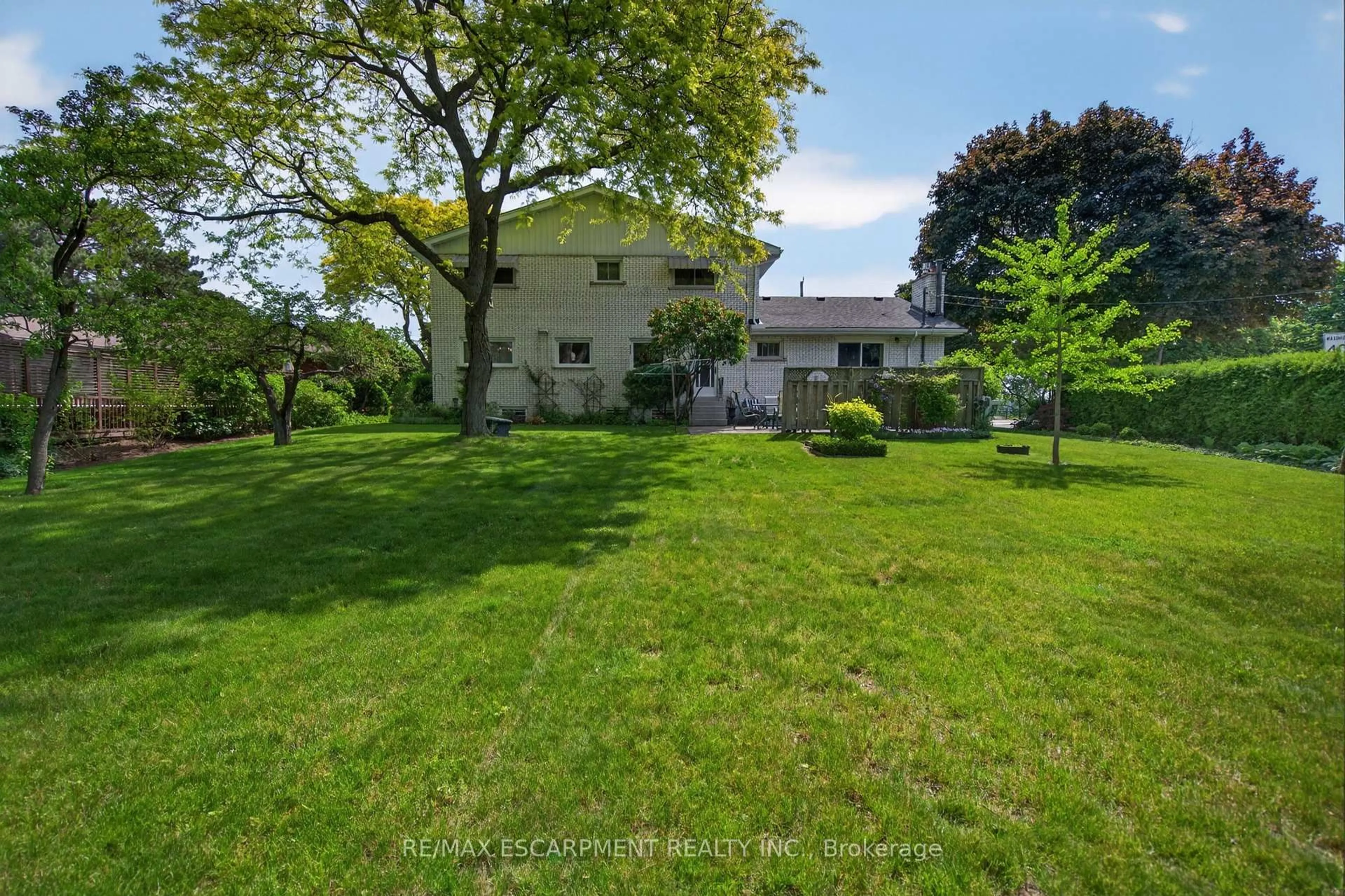 A pic from outside/outdoor area/front of a property/back of a property/a pic from drone, street for 564 Mountain Brow Blvd, Hamilton Ontario L8T 1A9