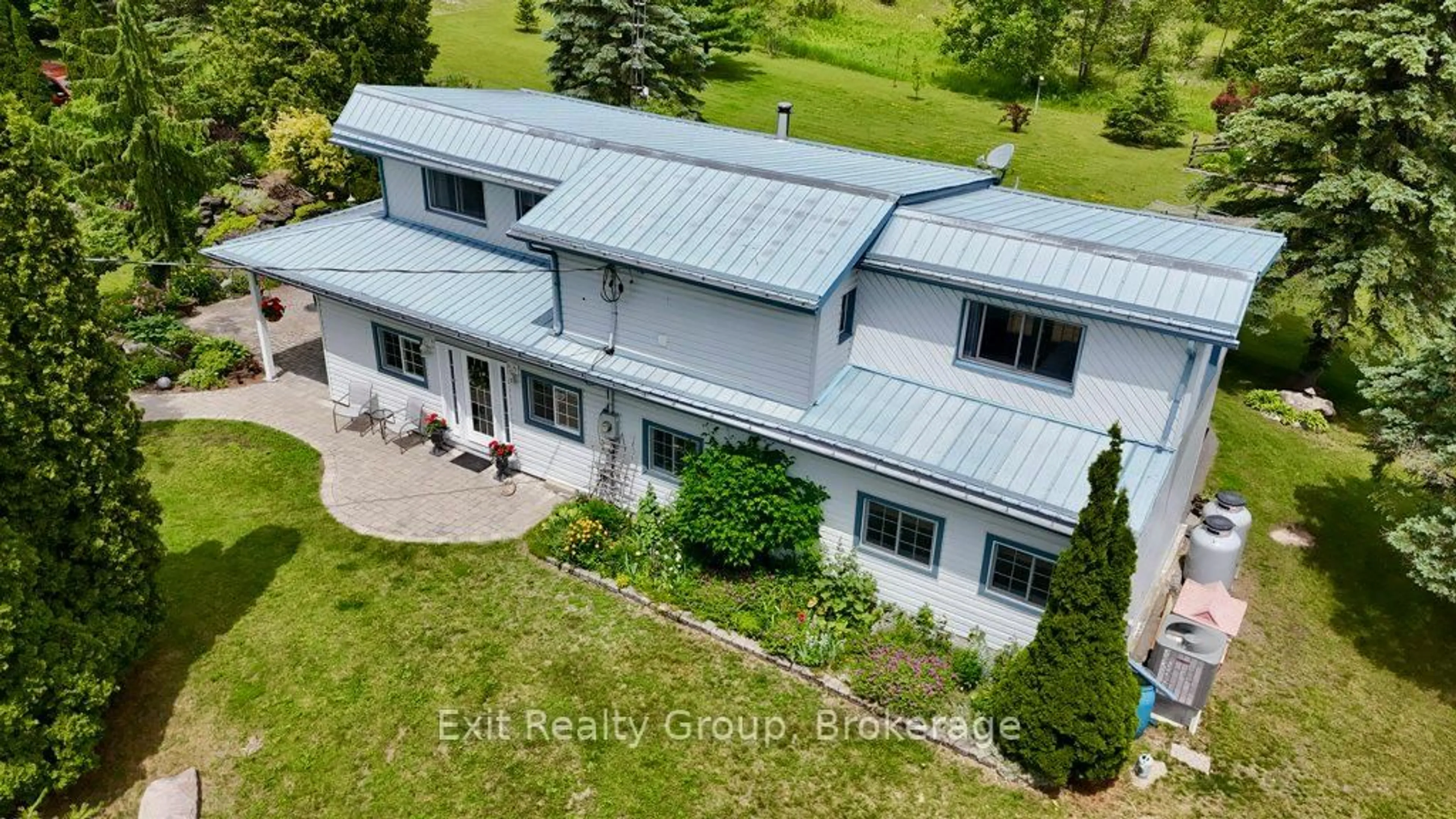 A pic from outside/outdoor area/front of a property/back of a property/a pic from drone, building for 1466 Carman Rd, Ingleside Ontario K8V 5P4