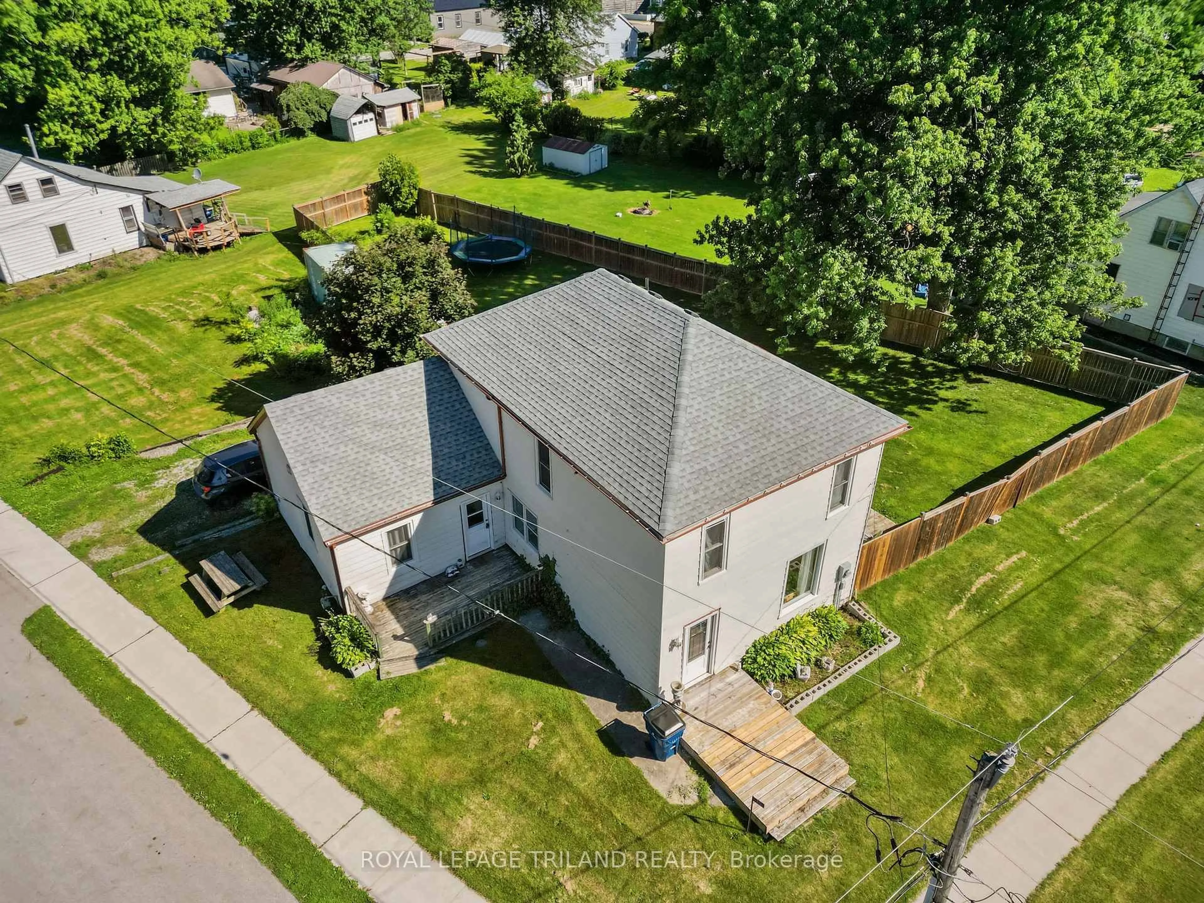 A pic from outside/outdoor area/front of a property/back of a property/a pic from drone, street for 15 Dundas St, Newbury Ontario N0L 1Z0