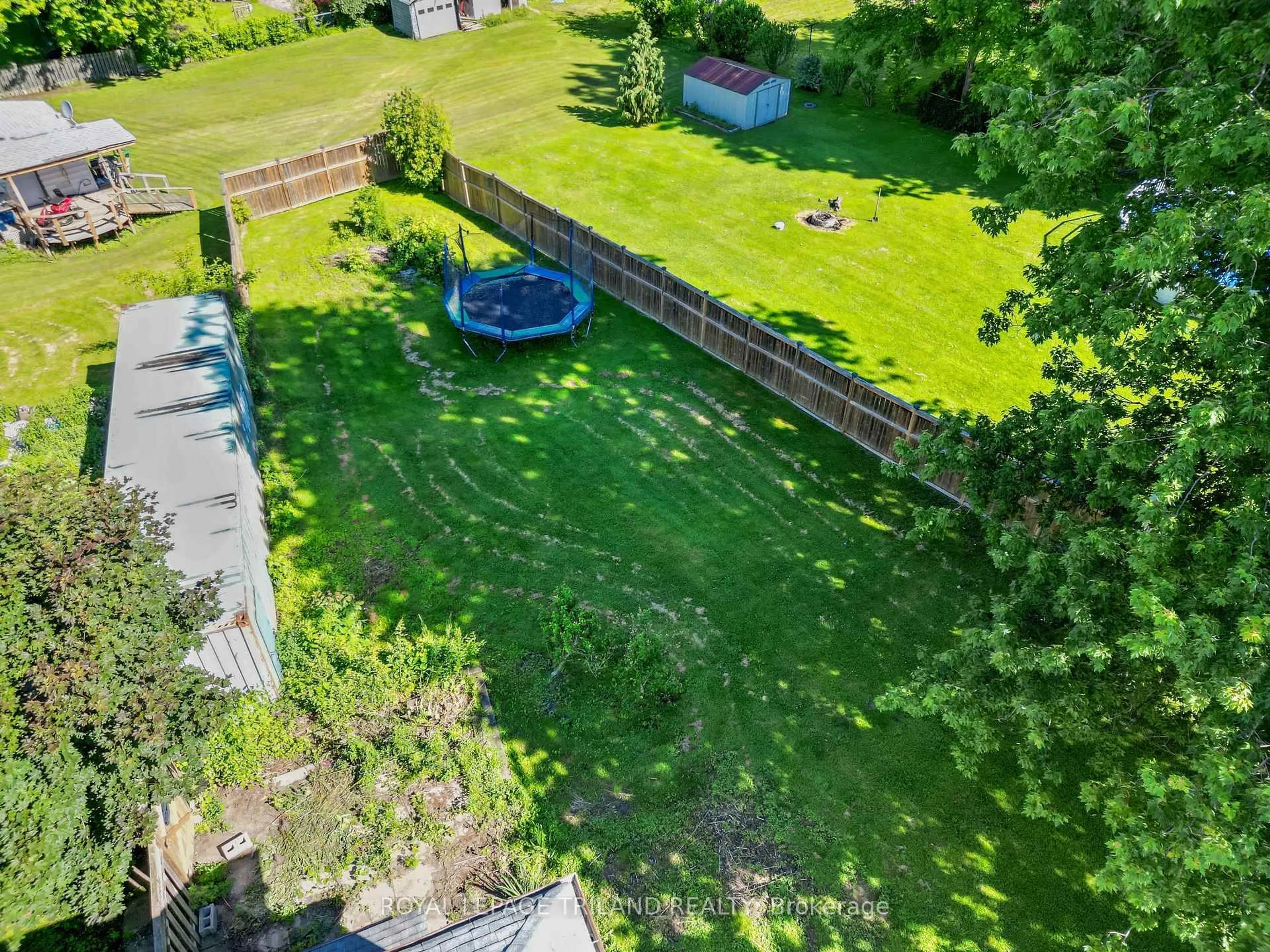 A pic from outside/outdoor area/front of a property/back of a property/a pic from drone, water/lake/river/ocean view for 15 Dundas St, Newbury Ontario N0L 1Z0