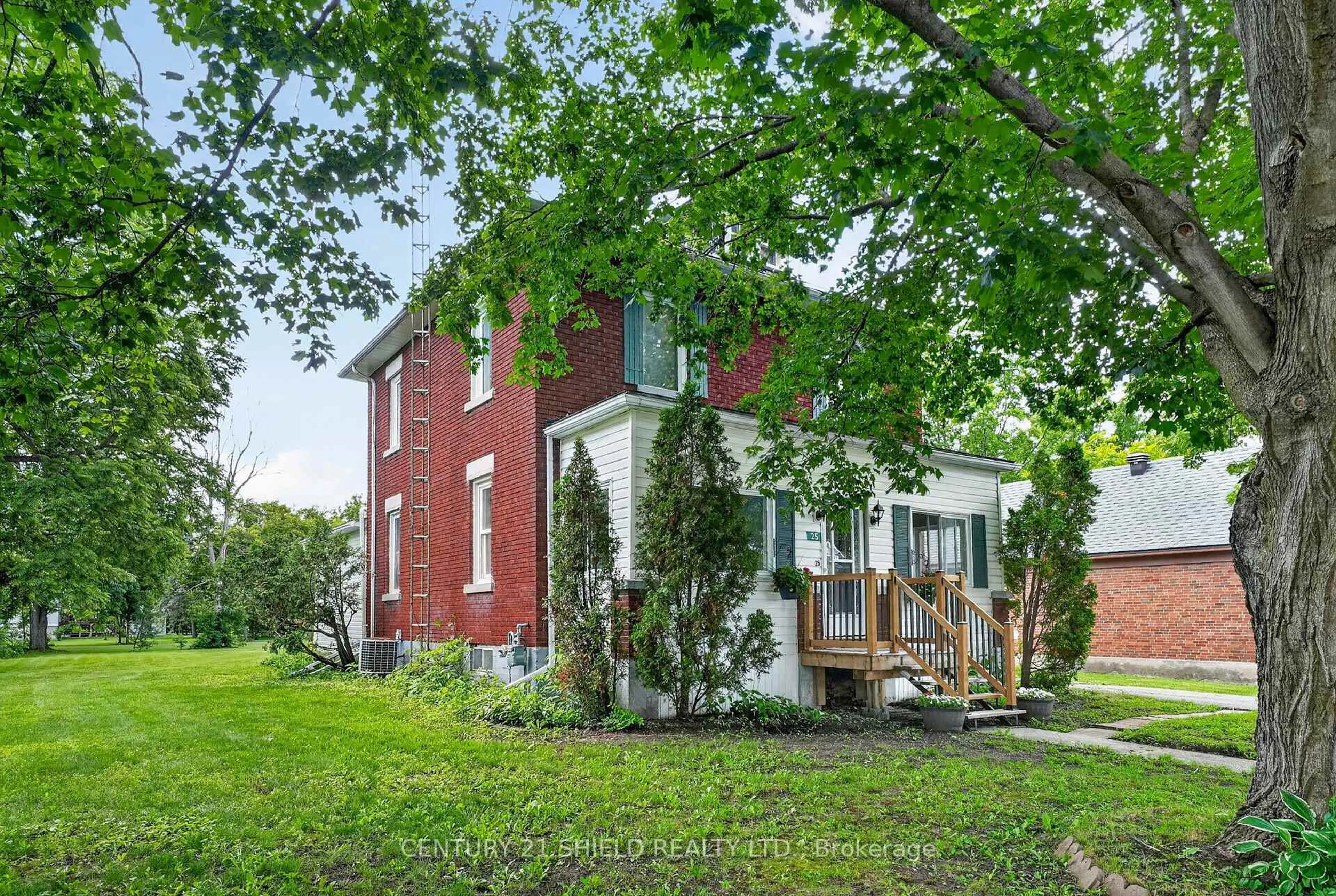 Home with brick exterior material, building for 25 Front St, North Stormont Ontario K0C 1K0