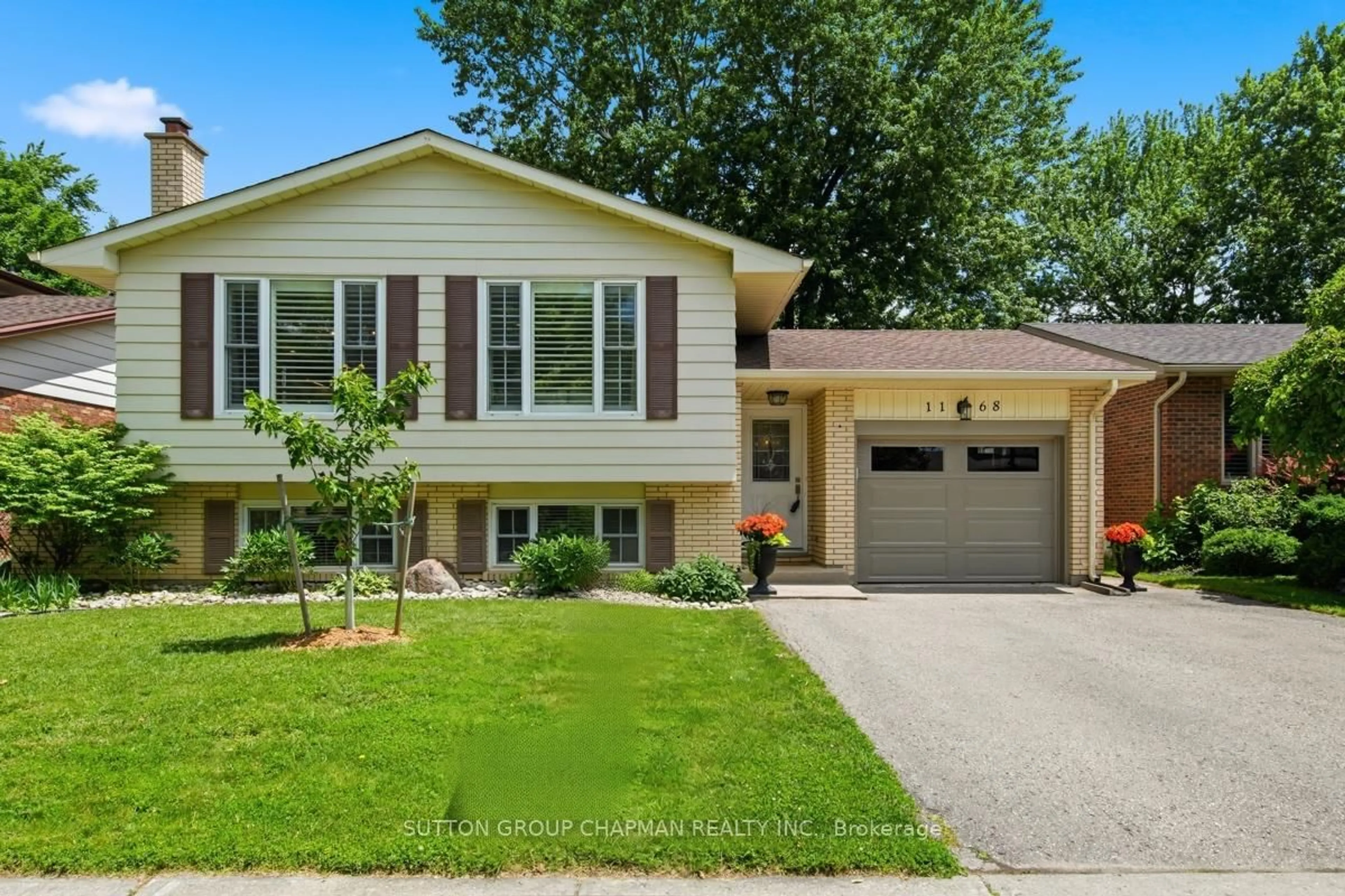 Home with vinyl exterior material, street for 1168 Quinton Rd, London North Ontario N6H 4R1