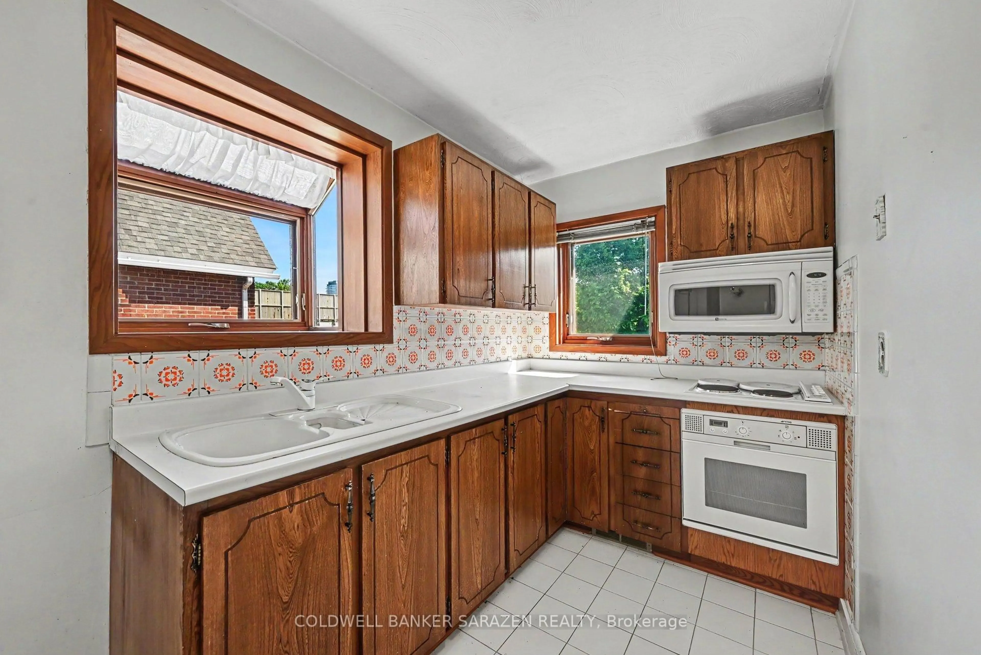 Standard kitchen, ceramic/tile floor for 238 Fairmont Ave, Ottawa Ontario K1Y 1X9