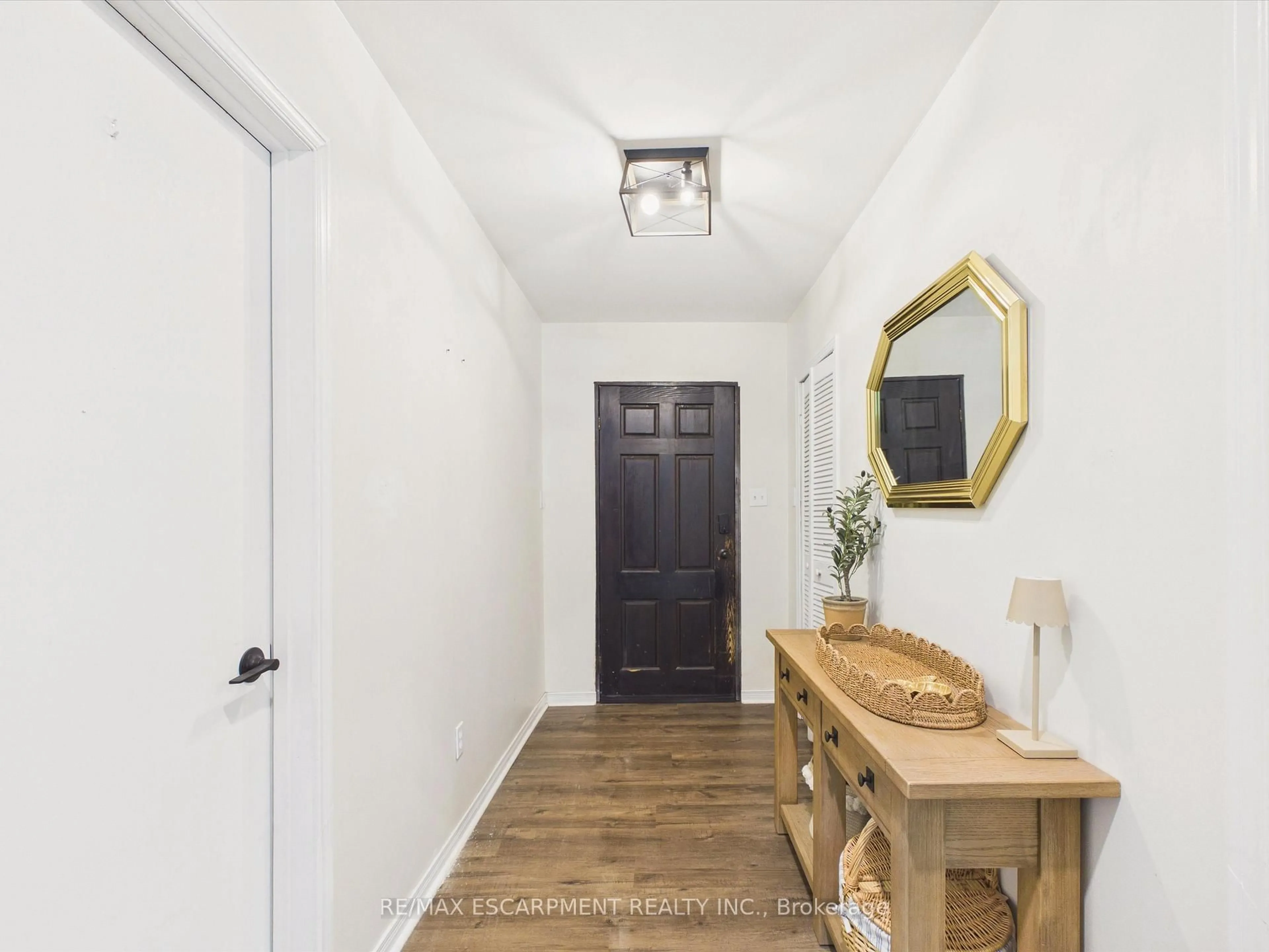 Indoor entryway for 1700 Lorimer Lake Rd, Whitestone Ontario P0A 1G0