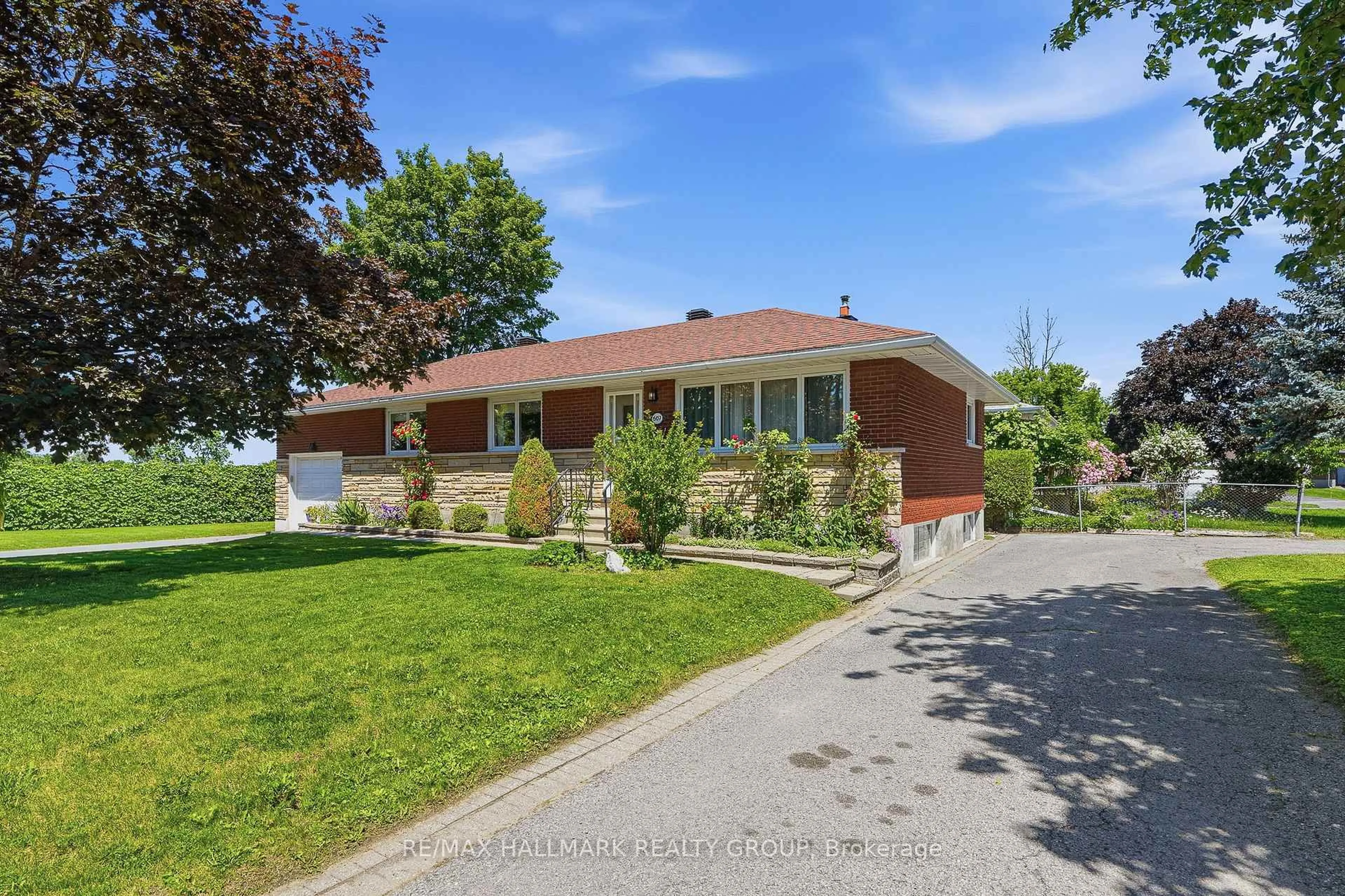 Home with brick exterior material, street for 507 SIROIS Ave, Ottawa Ontario K1K 1H5