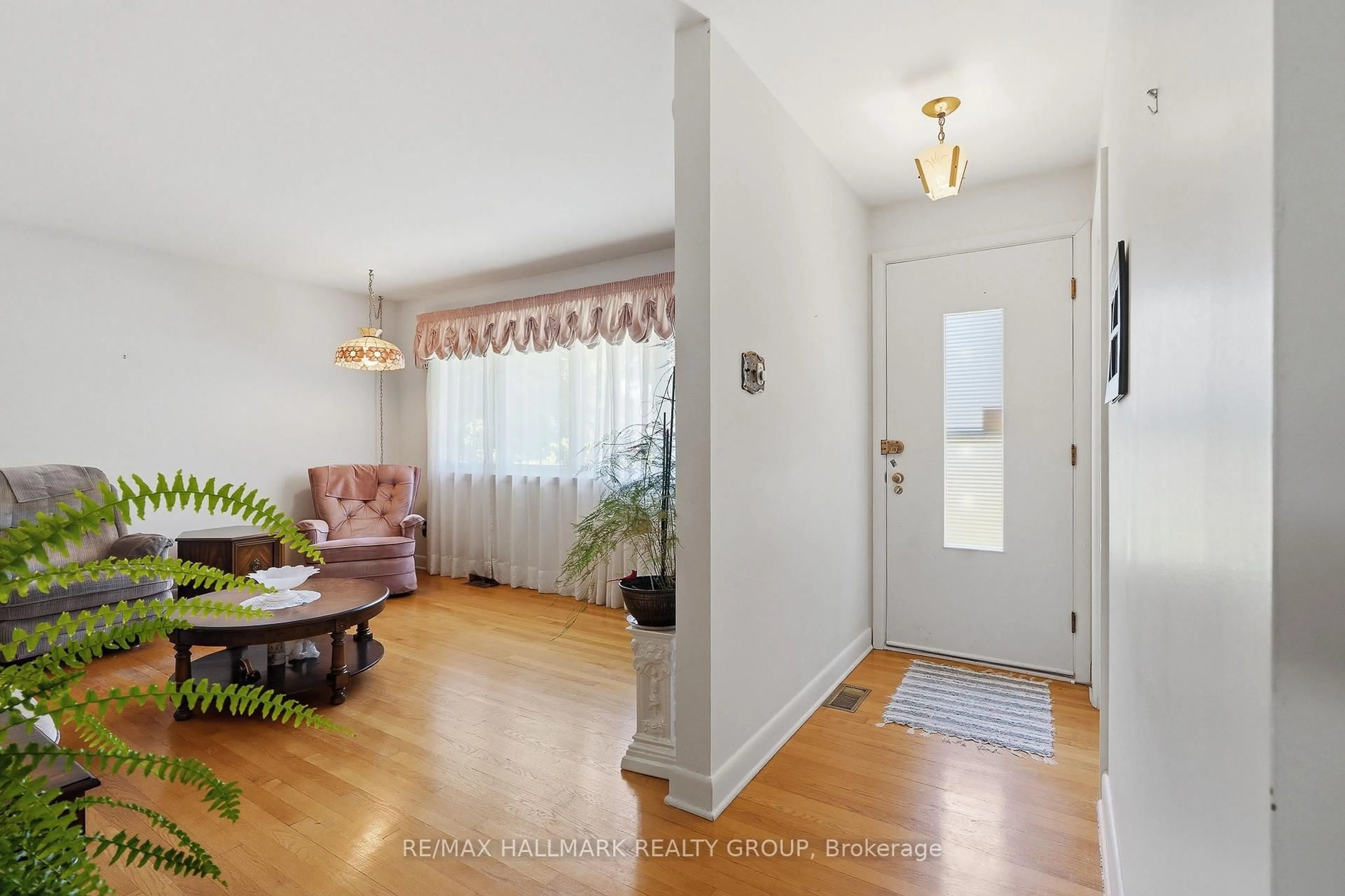 Indoor entryway for 507 SIROIS Ave, Ottawa Ontario K1K 1H5