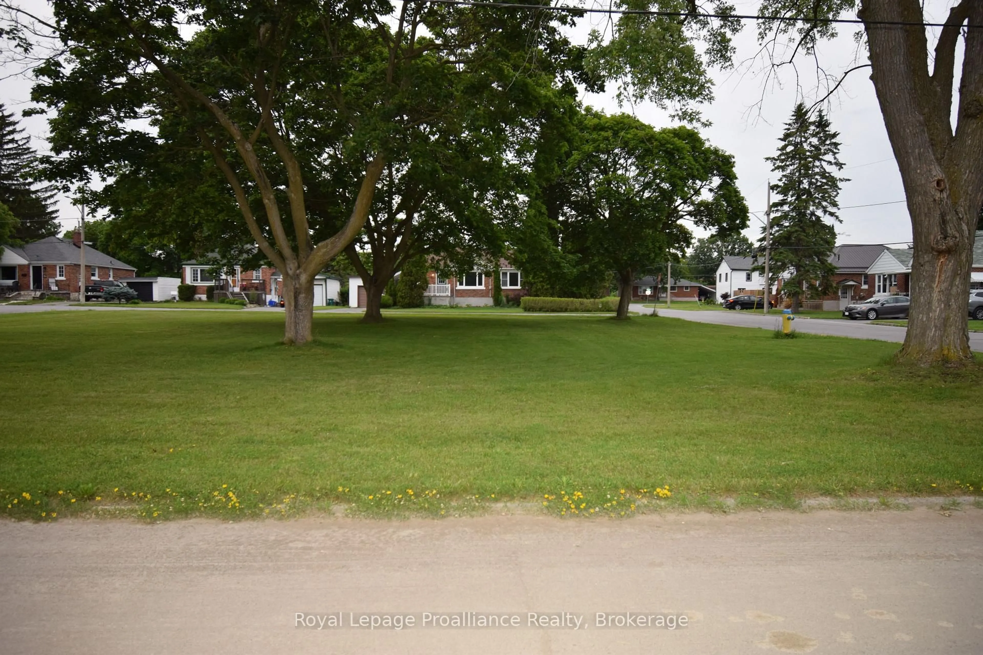 Blurry image for 22 Reynolds Cres, Belleville Ontario K8P 2W7