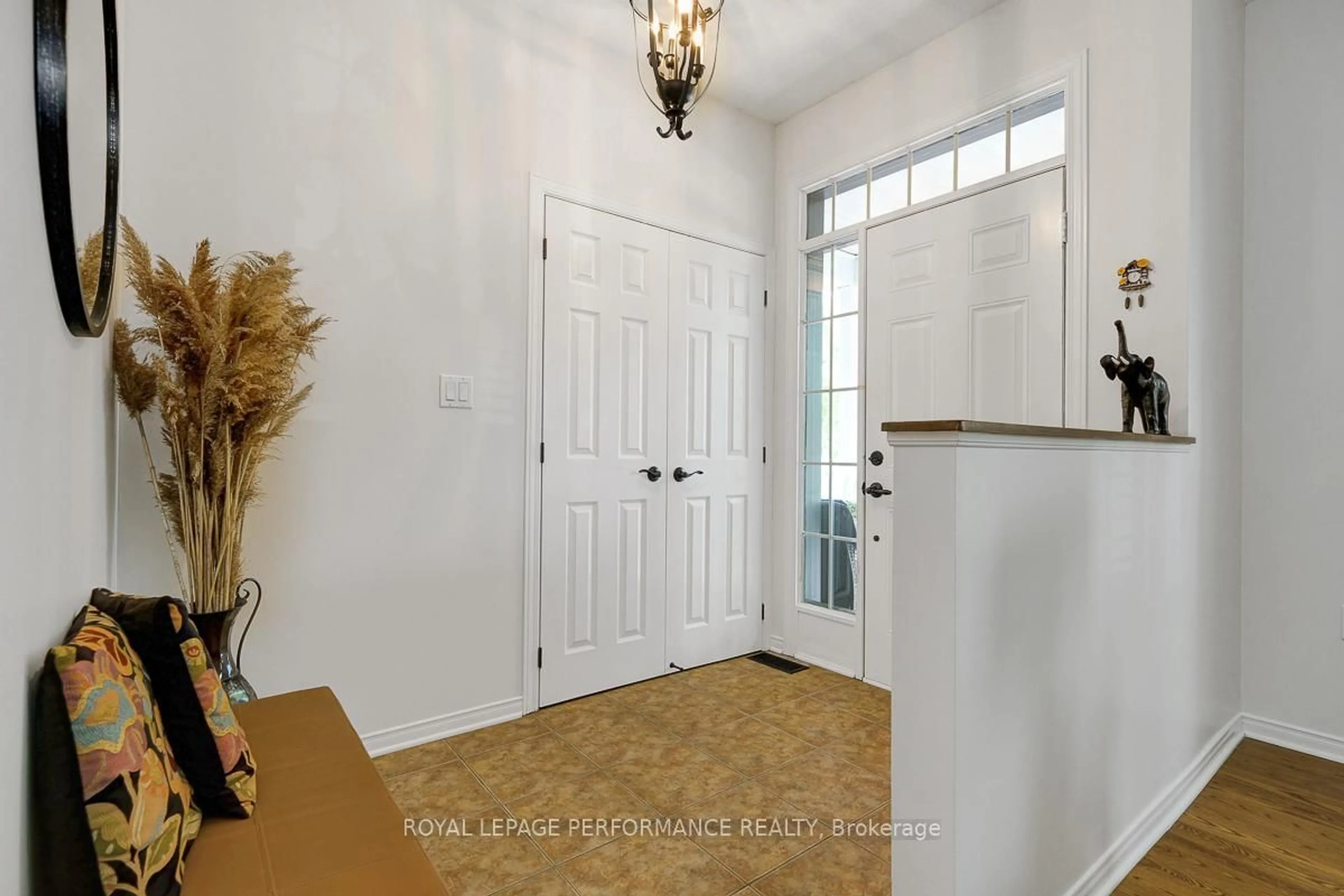Indoor entryway for 540 Trailview Private, Carlsbad Springs Ontario K0A 1K0