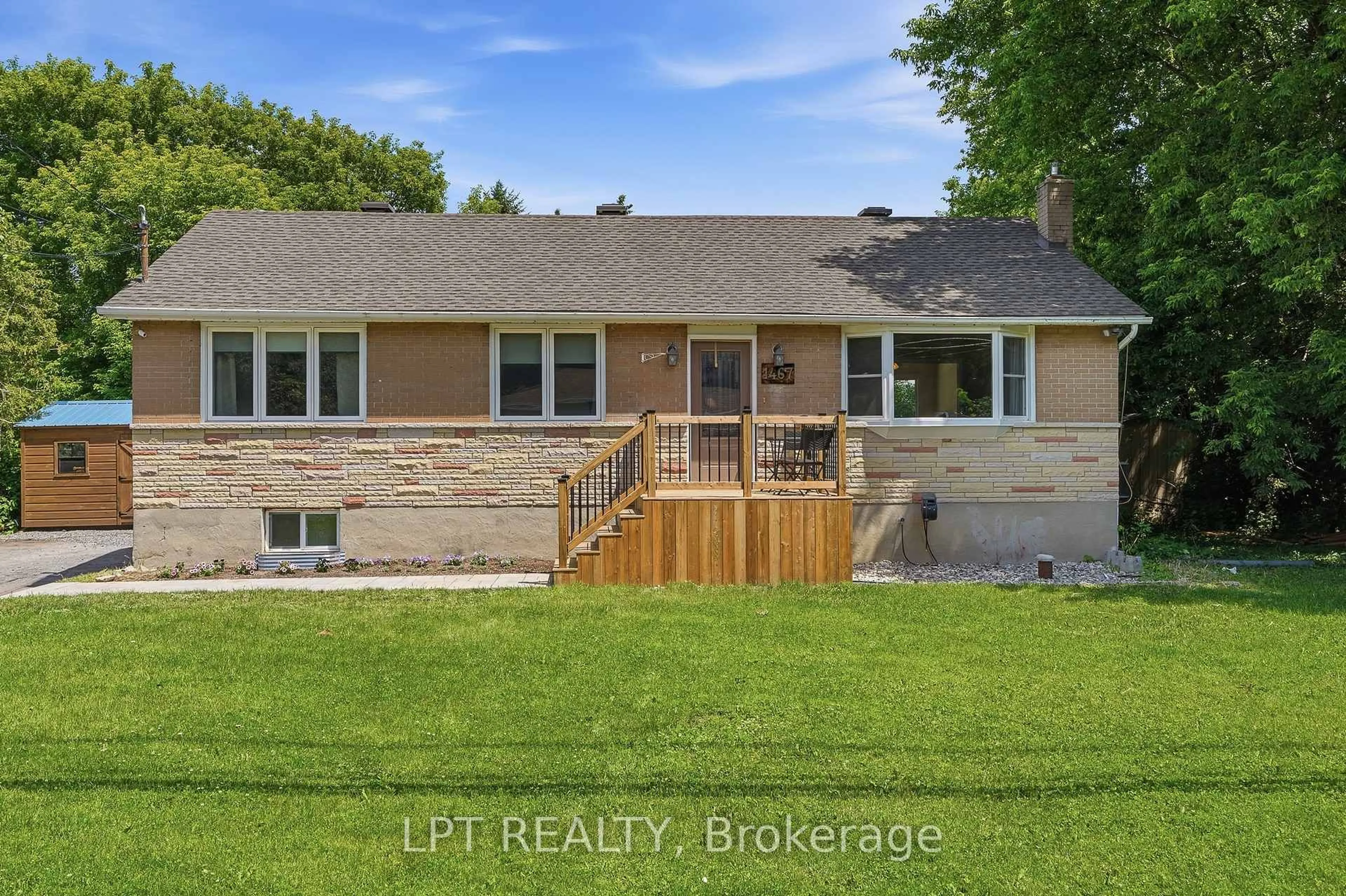 A pic from outside/outdoor area/front of a property/back of a property/a pic from drone, unknown for 1467 Meadow Rd, Ottawa Ontario K4P 1B1