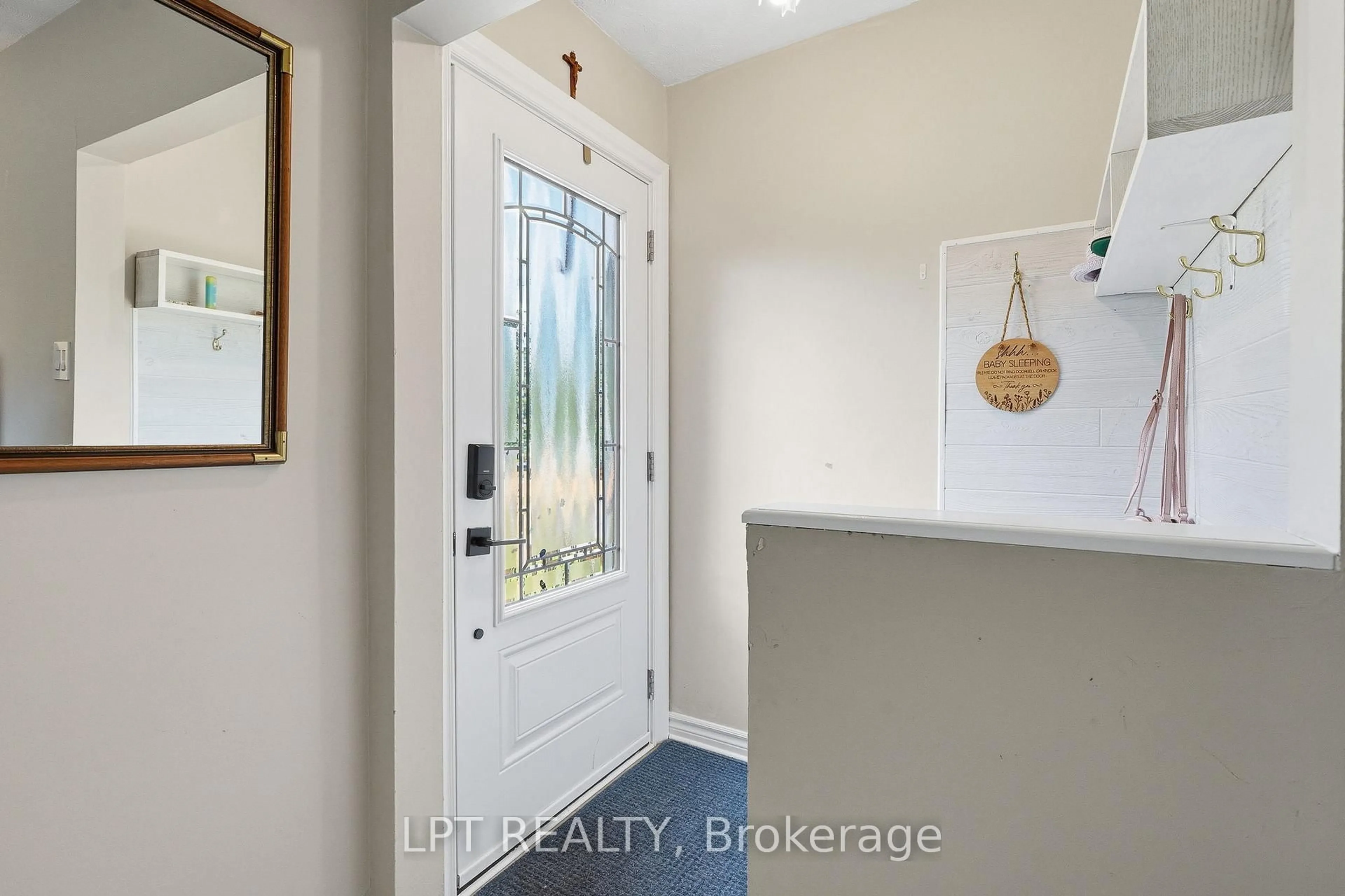 Indoor entryway for 1467 Meadow Rd, Ottawa Ontario K4P 1B1