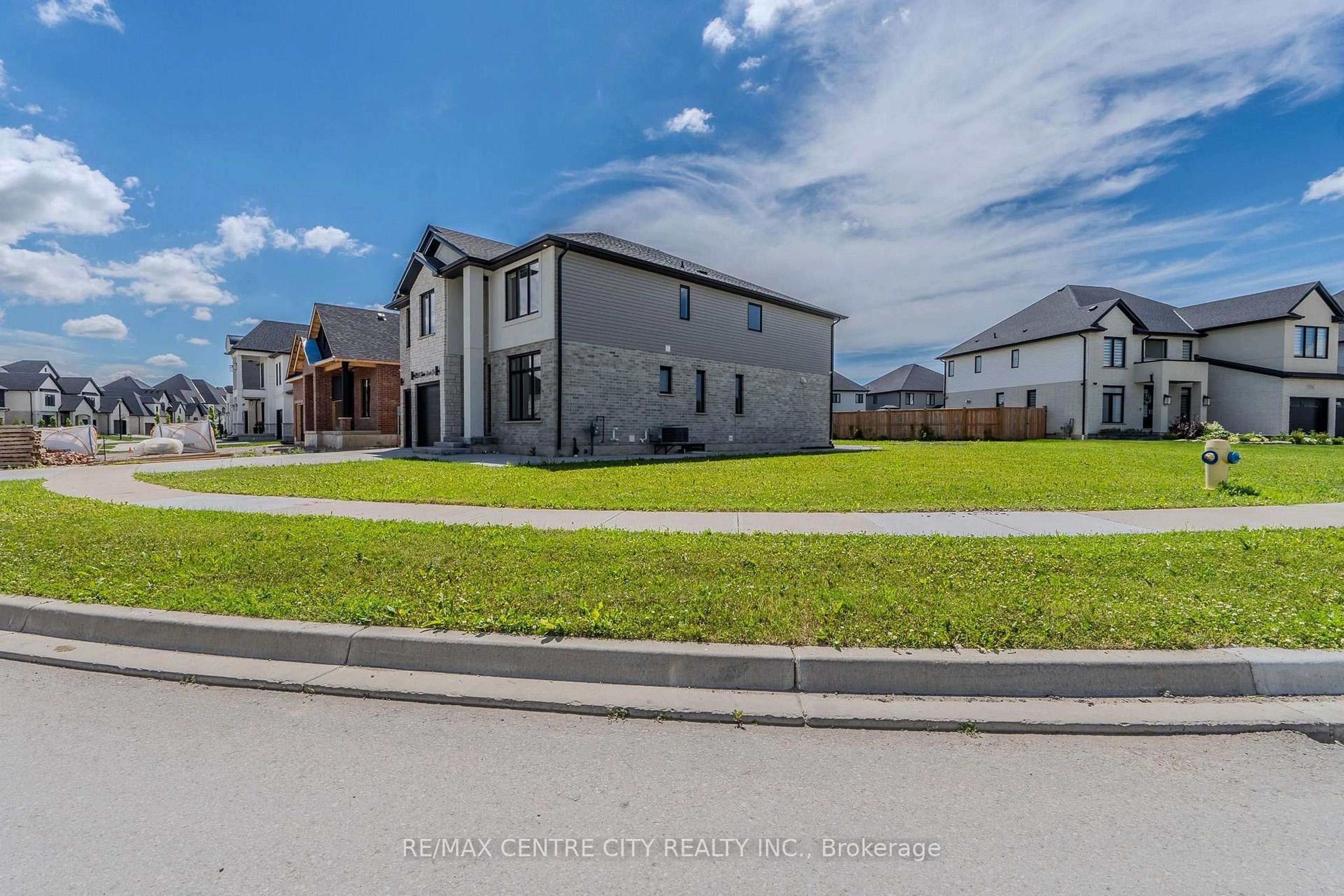 A pic from outside/outdoor area/front of a property/back of a property/a pic from drone, street for 7290 Silver Creek Circ, London South Ontario N6P 0G9