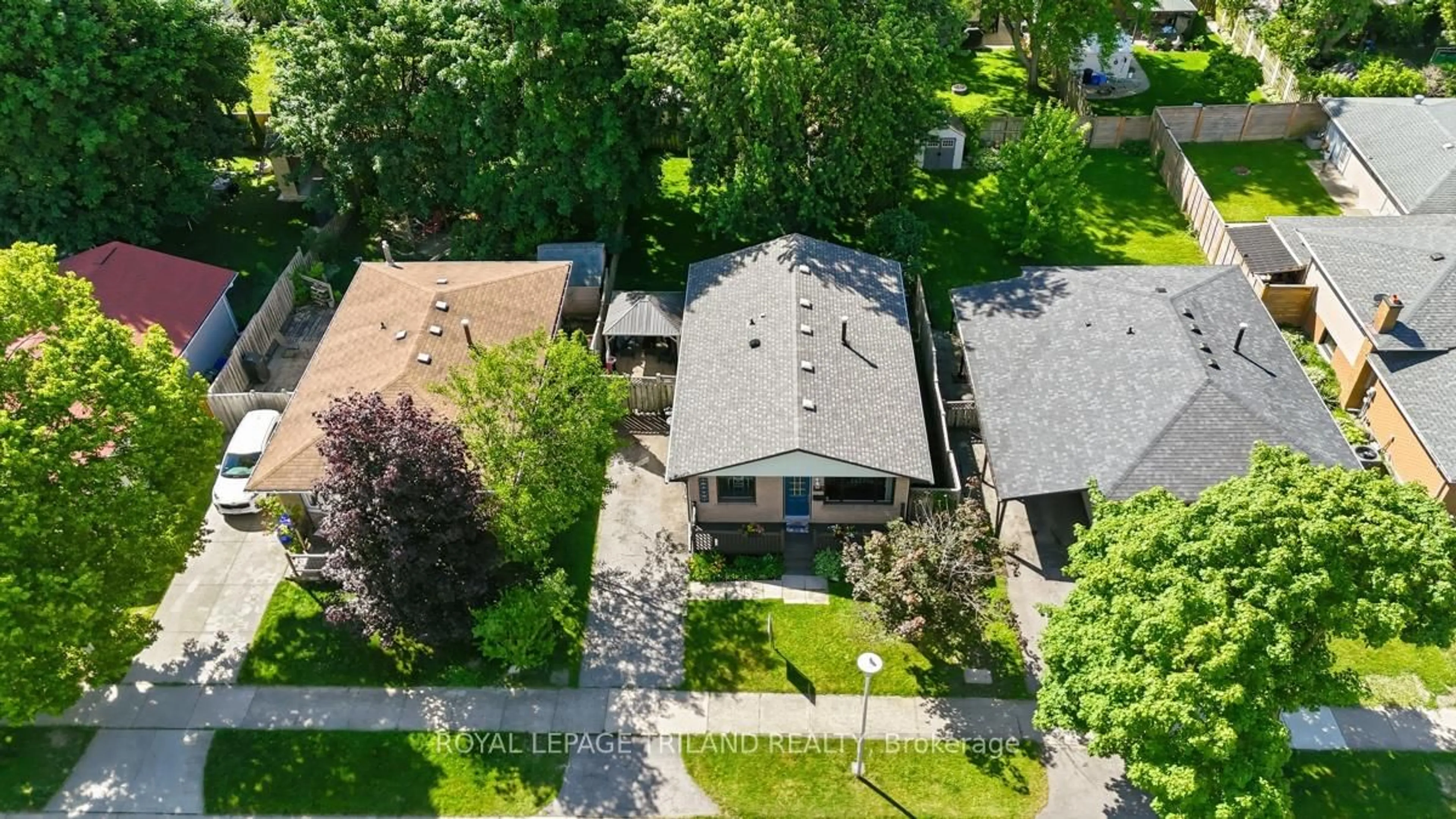 A pic from outside/outdoor area/front of a property/back of a property/a pic from drone, street for 138 Fennell Cres, London South Ontario N6E 2E3