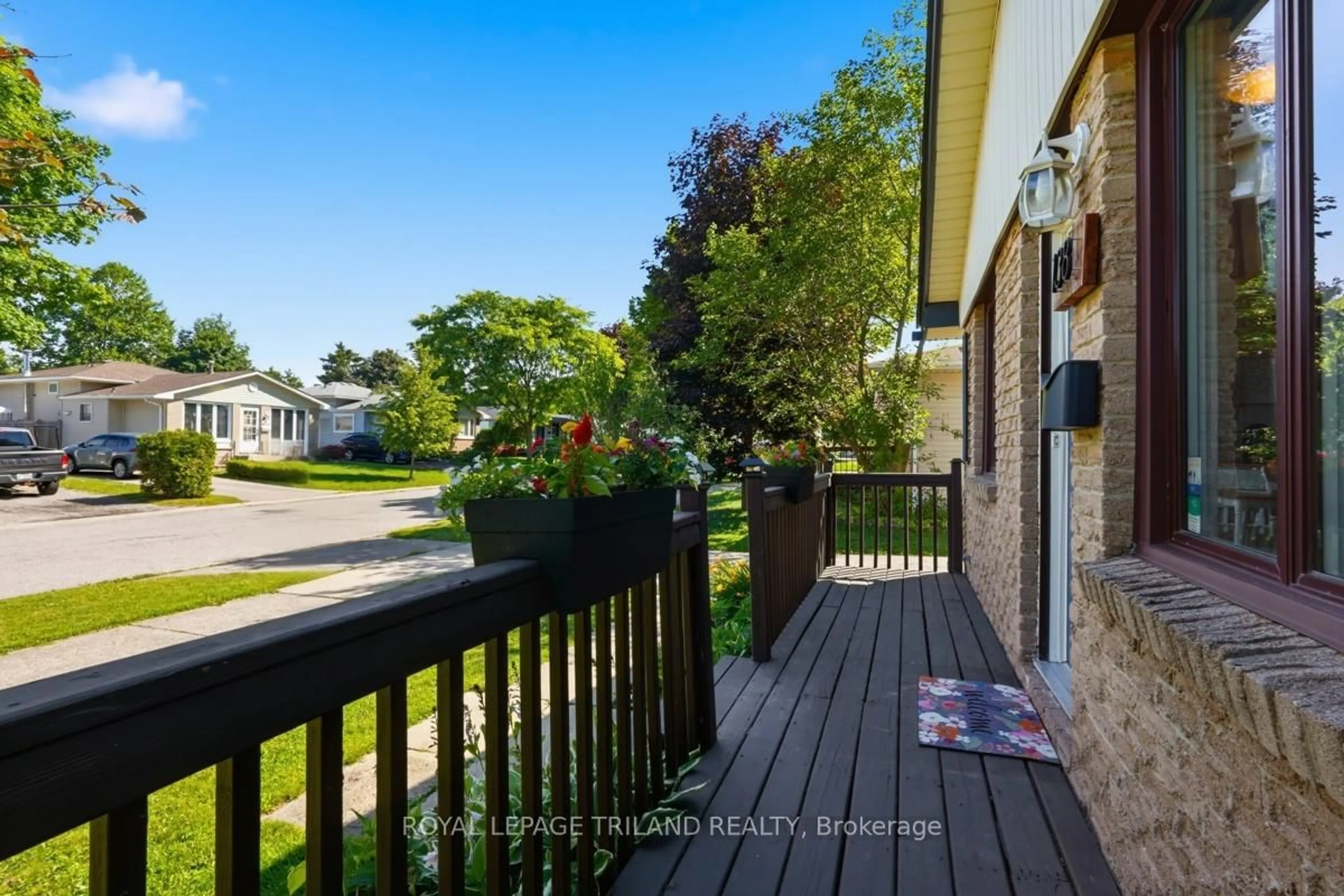Patio, street for 138 Fennell Cres, London South Ontario N6E 2E3