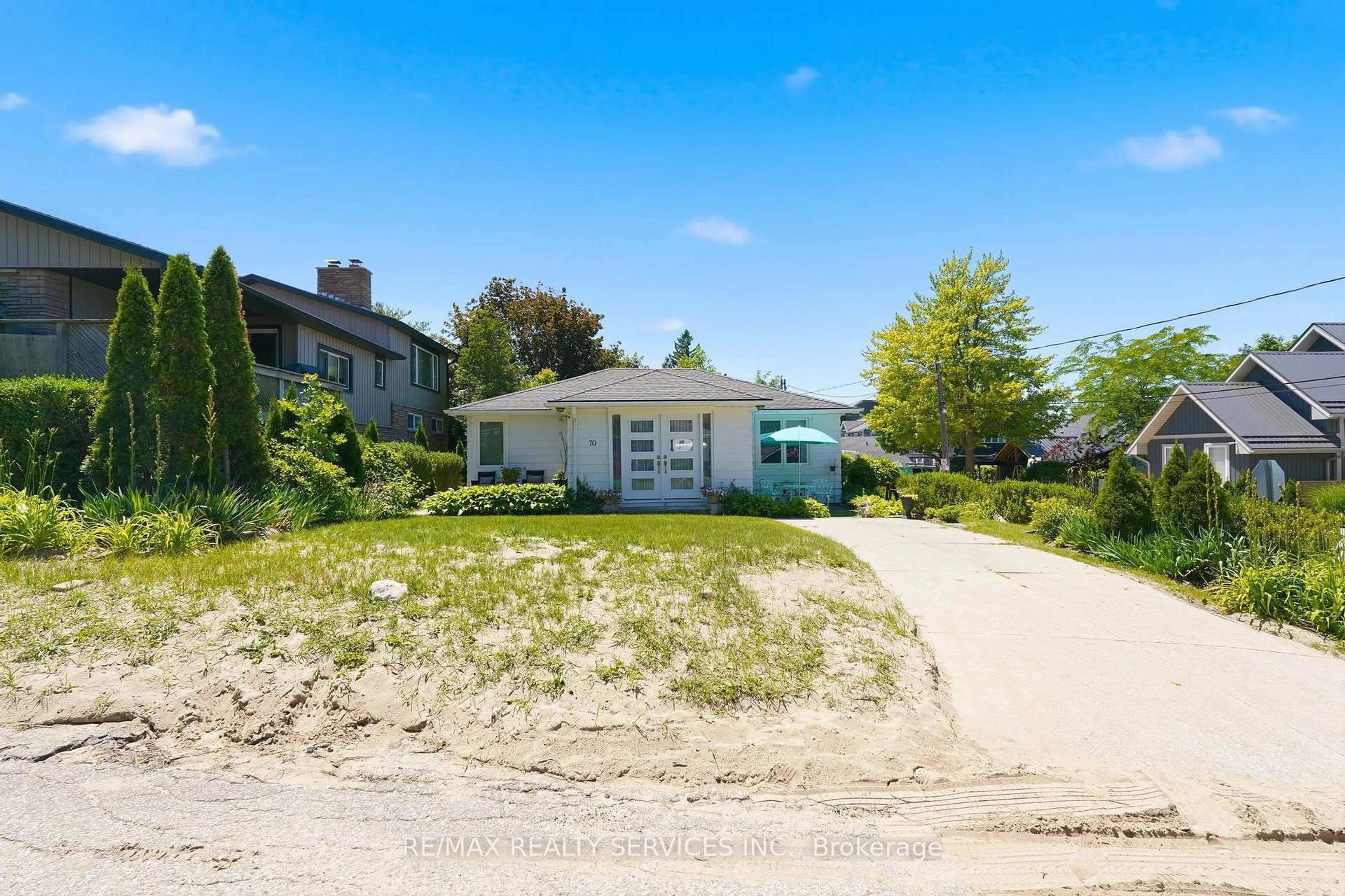 A pic from outside/outdoor area/front of a property/back of a property/a pic from drone, street for 70 Oak St, Lambton Shores Ontario N0M 1T0