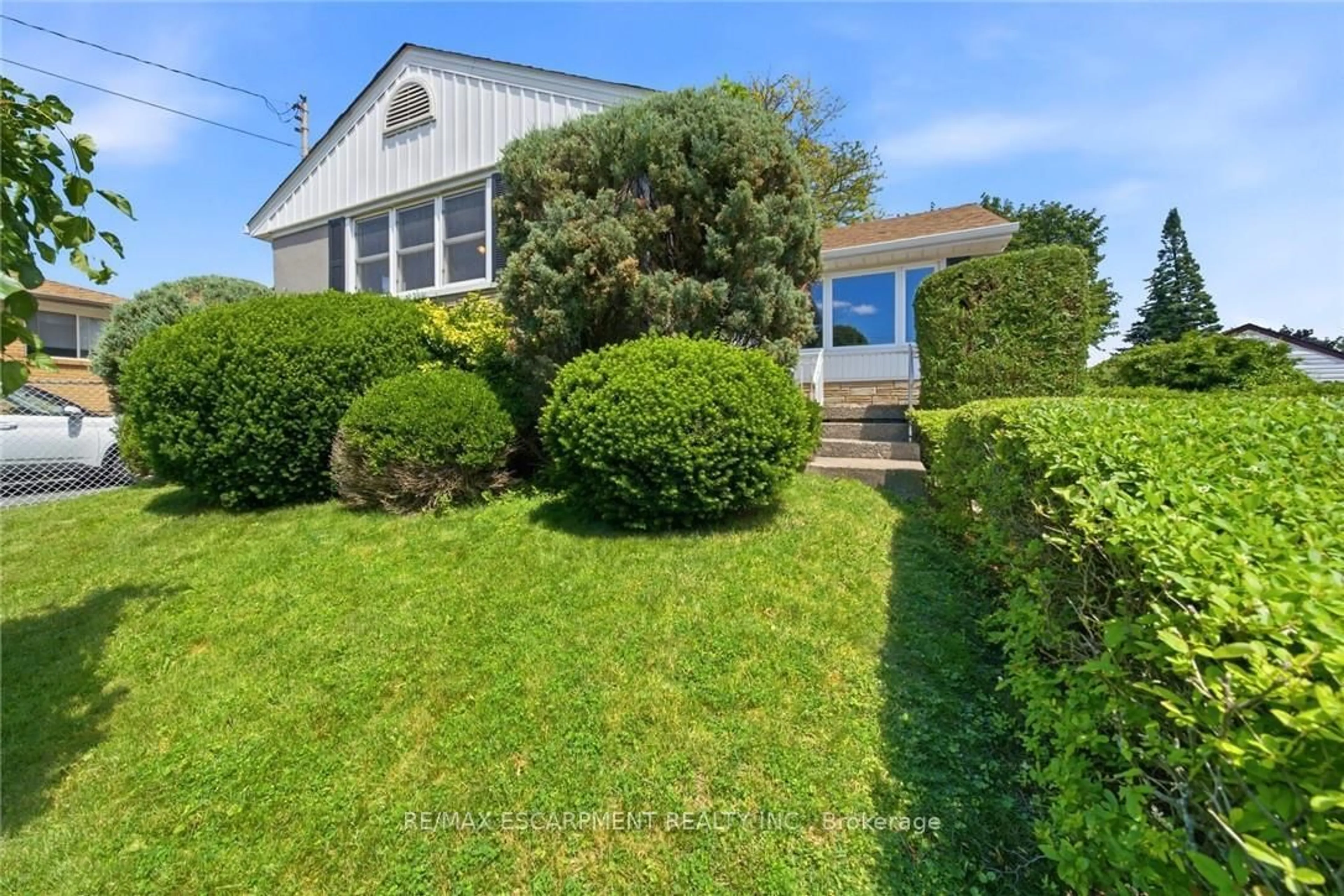 A pic from outside/outdoor area/front of a property/back of a property/a pic from drone, street for 89 Charlotte St, Hamilton Ontario L9K 4V3