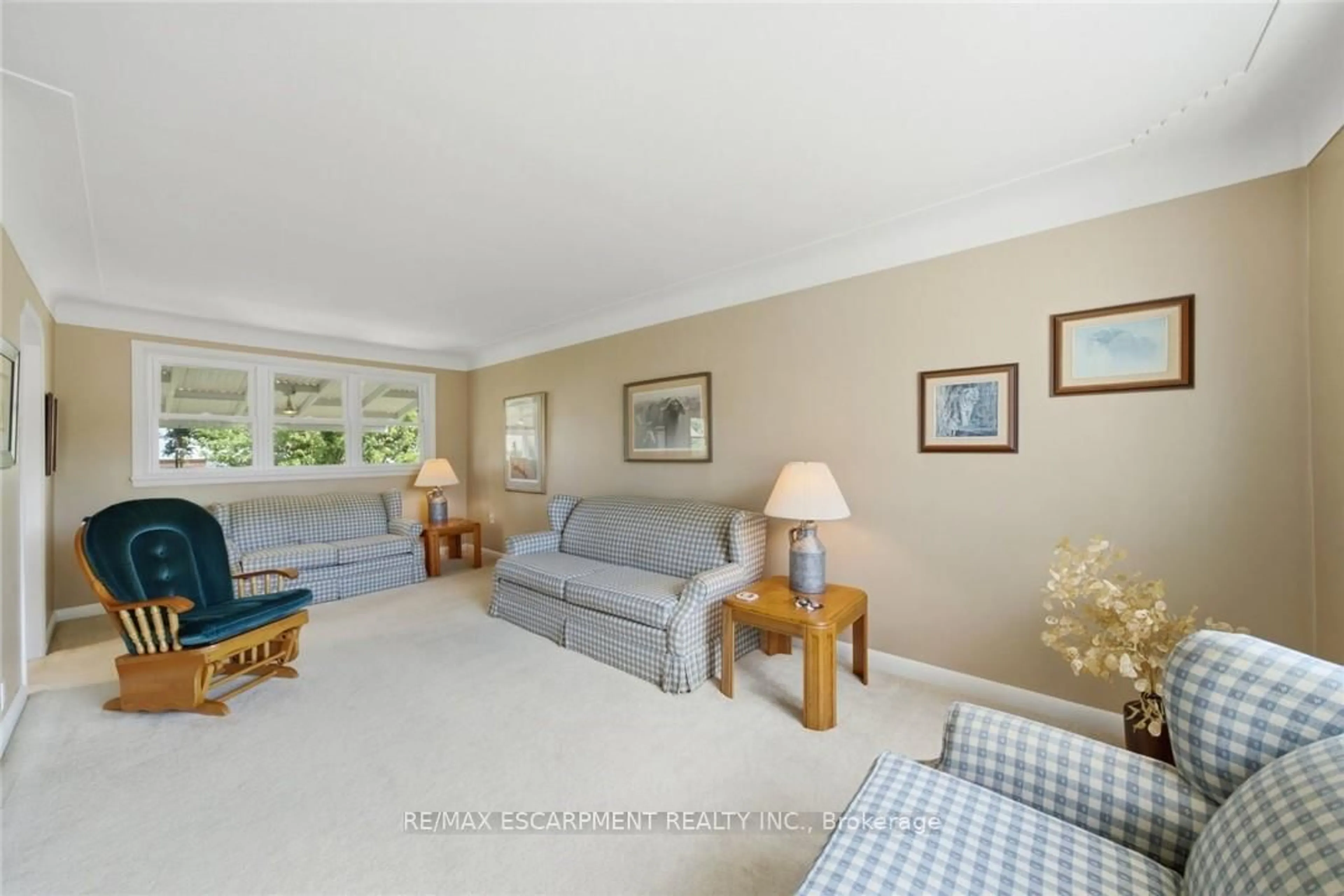 Living room with furniture, unknown for 89 Charlotte St, Hamilton Ontario L9K 4V3