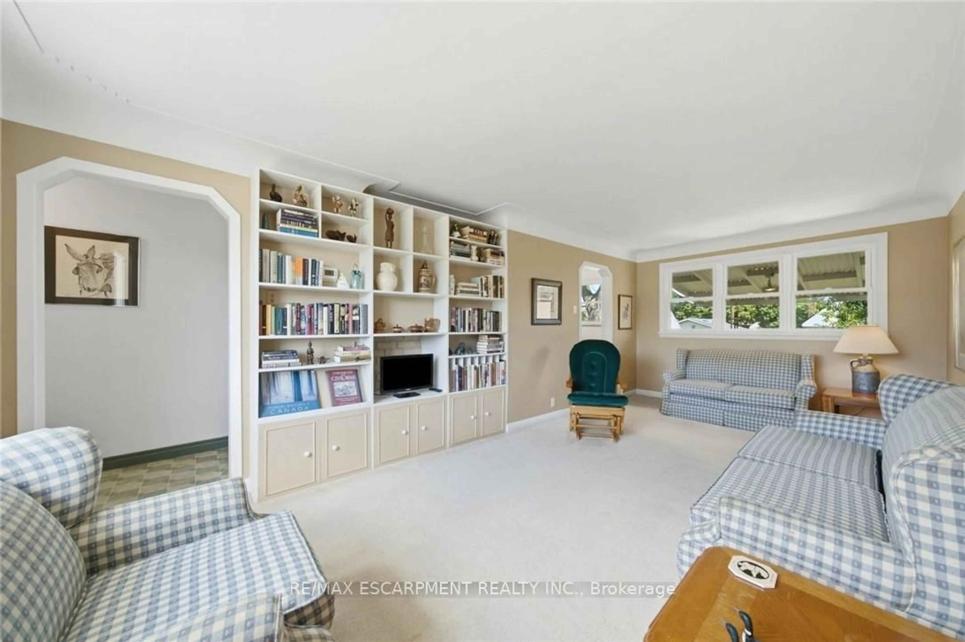 Living room with furniture, unknown for 89 Charlotte St, Hamilton Ontario L9K 4V3