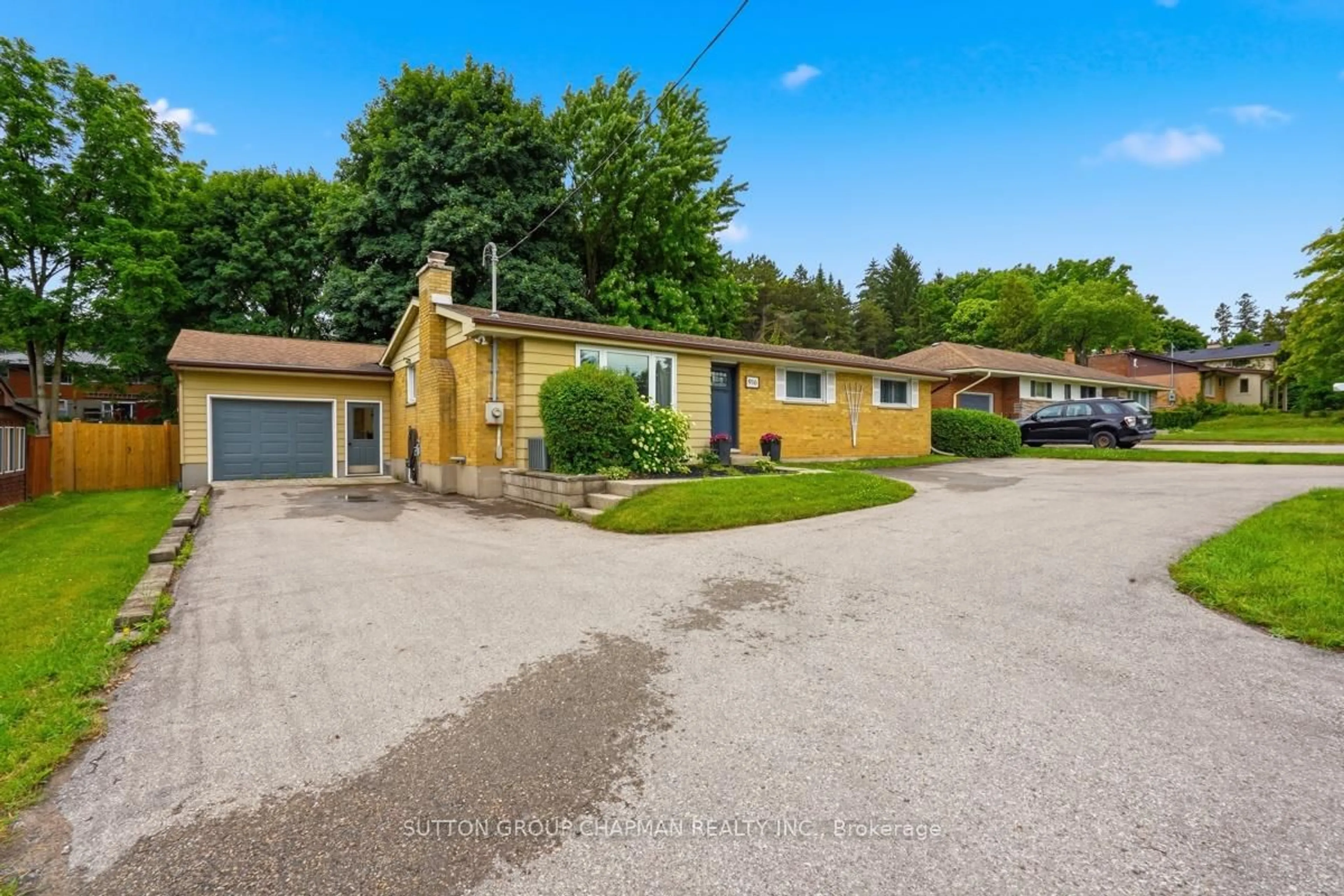 A pic from outside/outdoor area/front of a property/back of a property/a pic from drone, street for 916 Oxford St, London North Ontario N6H 1V3