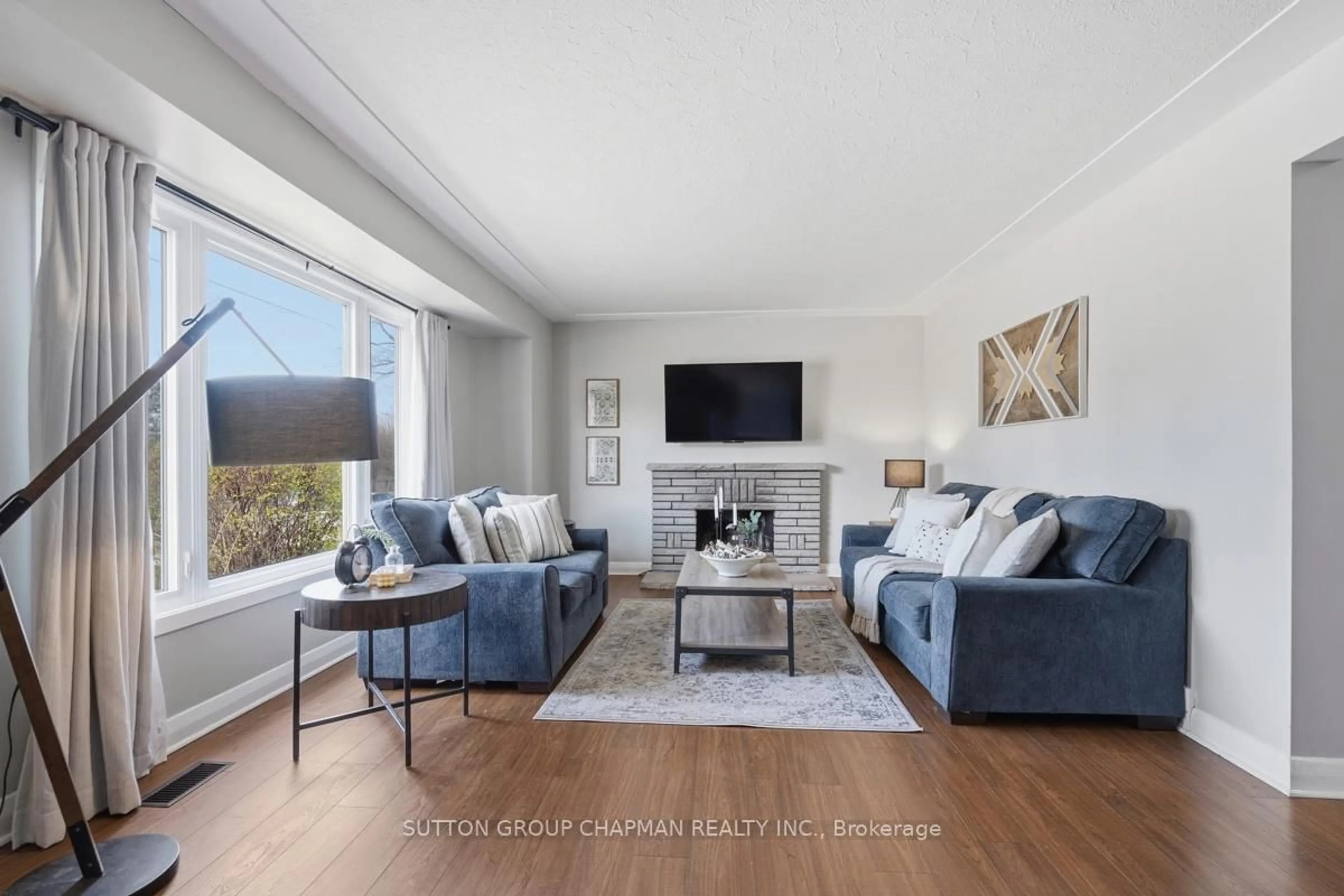 Living room with furniture, wood/laminate floor for 916 Oxford St, London North Ontario N6H 1V3