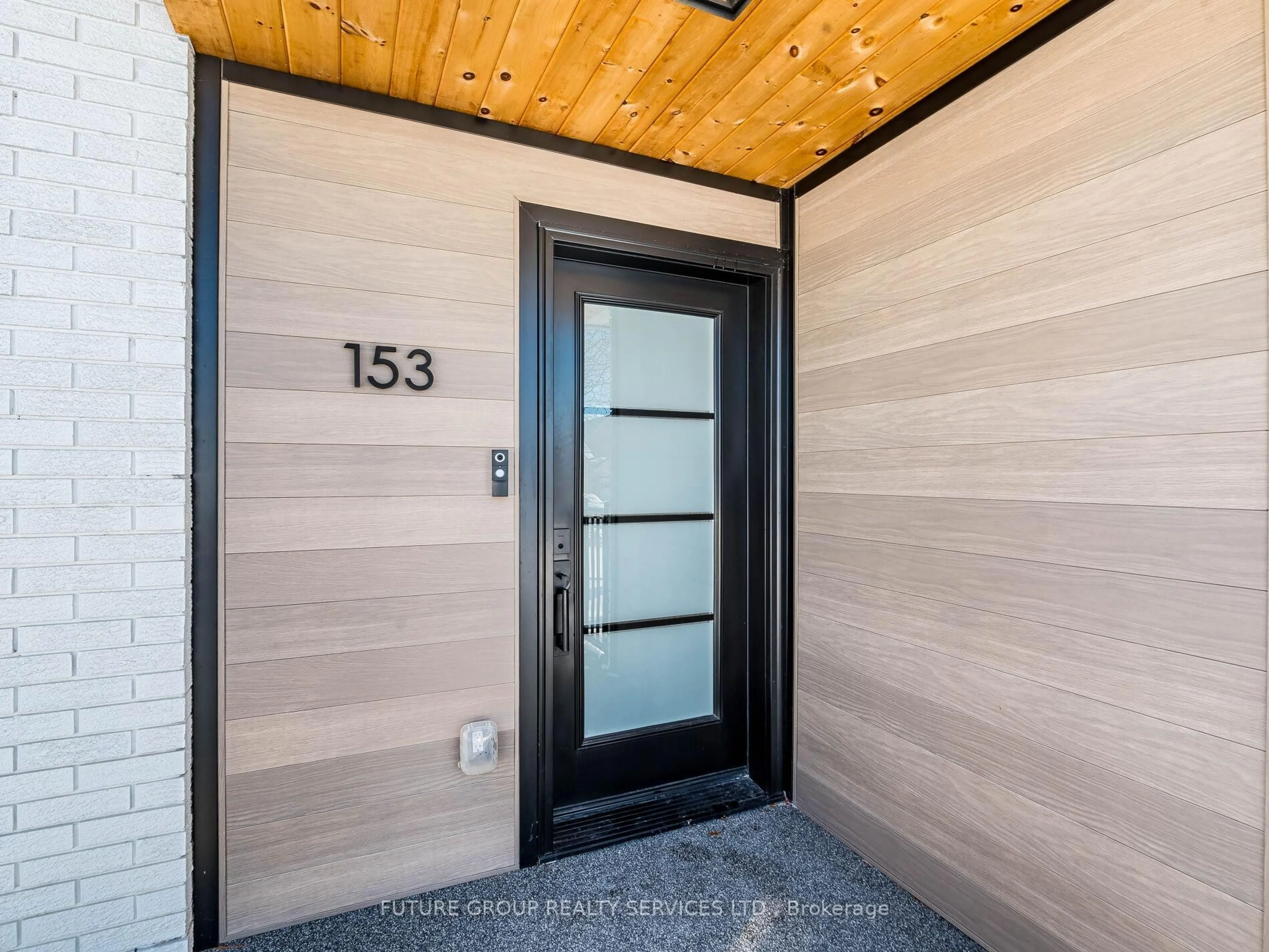 Indoor entryway for 153 Daniel St, Erin Ontario N0B 1T0