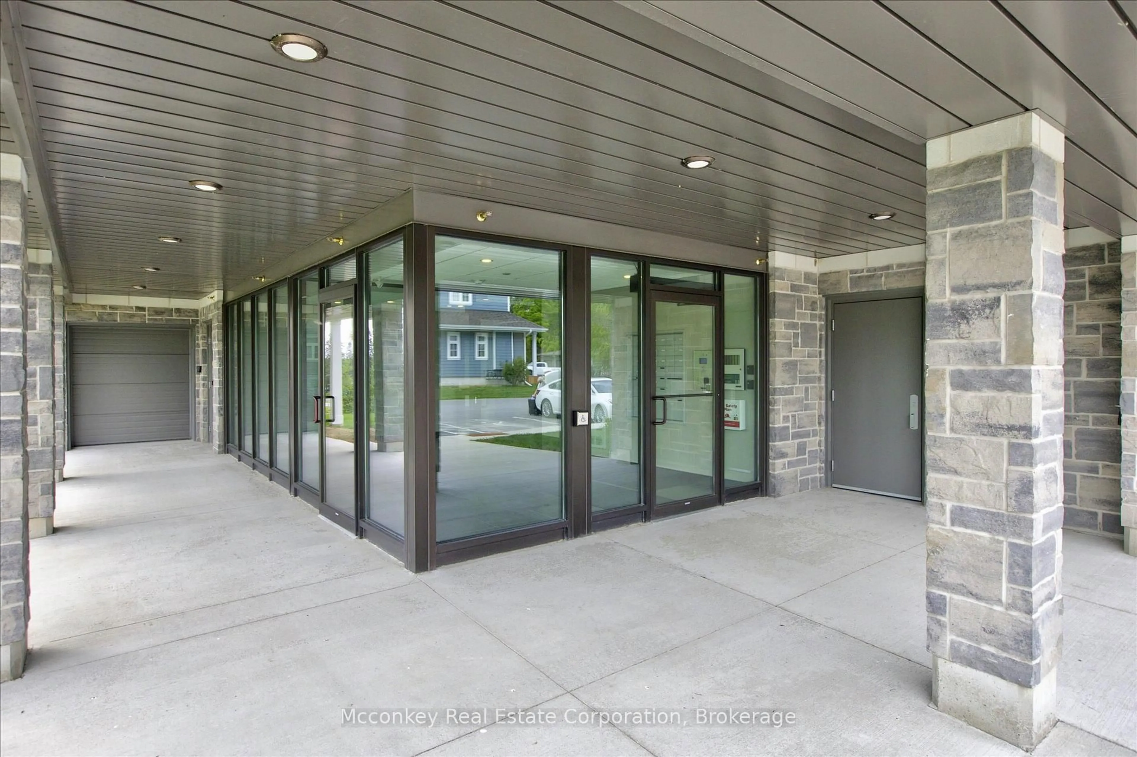 Indoor foyer for 19 Hampton Lane #2, Selwyn Ontario K0L 2H0