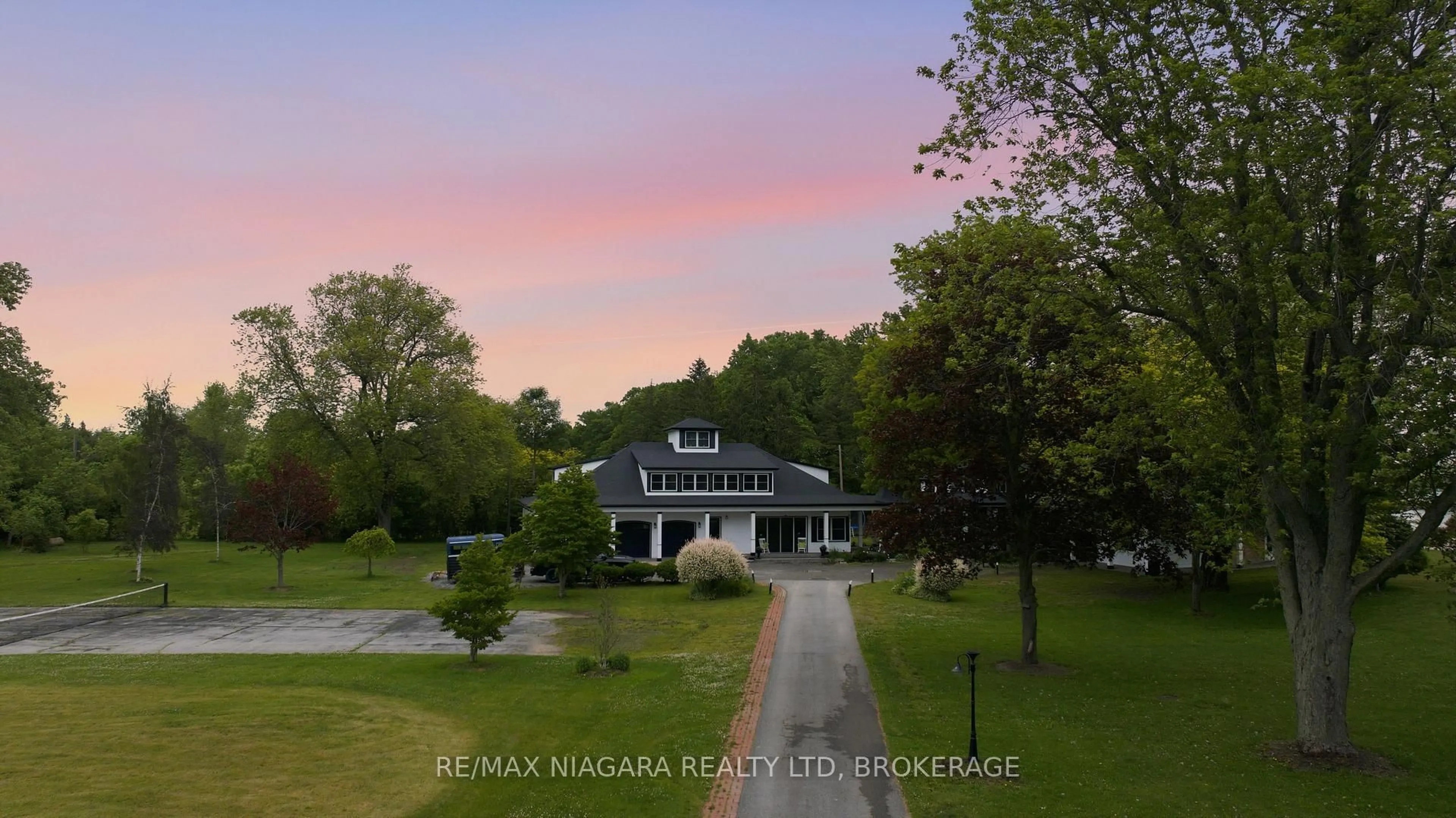 A pic from outside/outdoor area/front of a property/back of a property/a pic from drone, unknown for 214 Windmill Point Rd, Fort Erie Ontario L0S 1N0