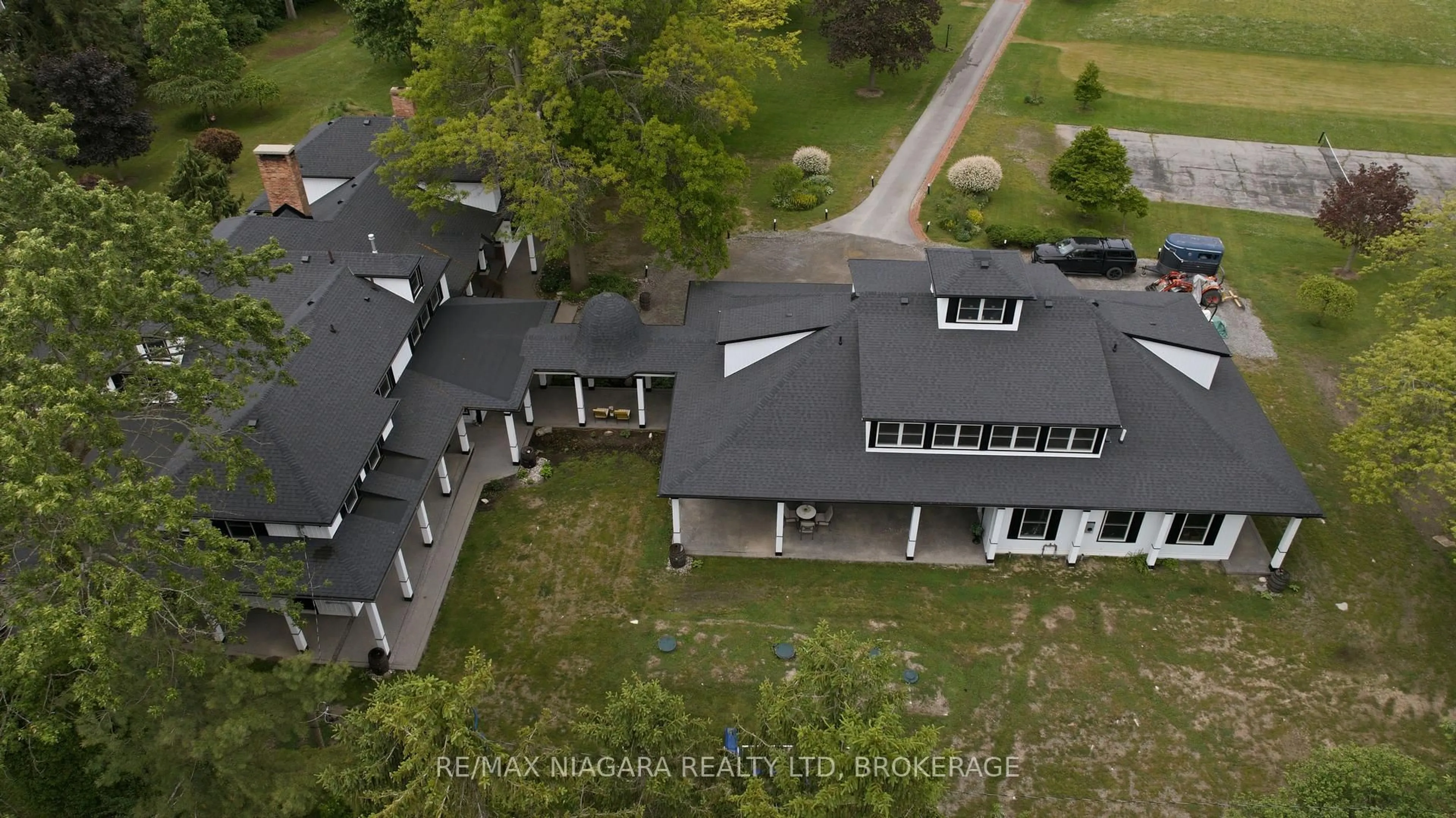 A pic from outside/outdoor area/front of a property/back of a property/a pic from drone, unknown for 214 Windmill Point Rd, Fort Erie Ontario L0S 1N0