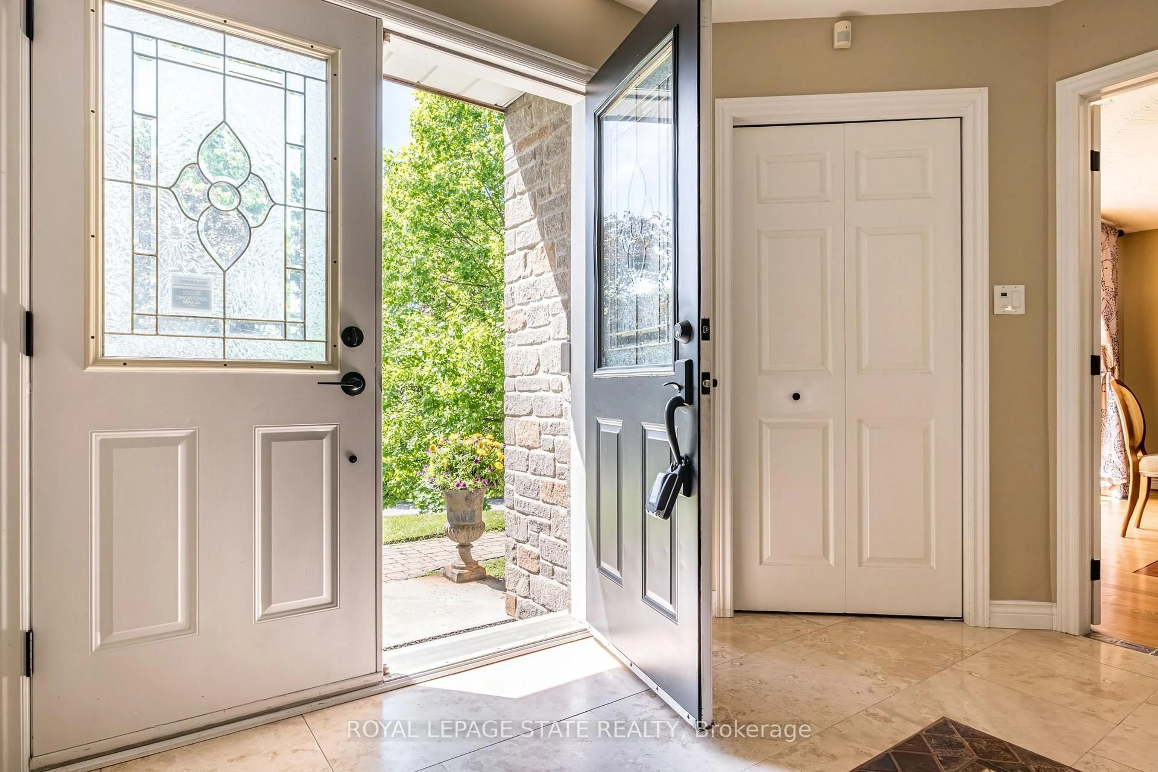 Indoor entryway for 1 Kusins Crt, Hamilton Ontario L9H 6Z4