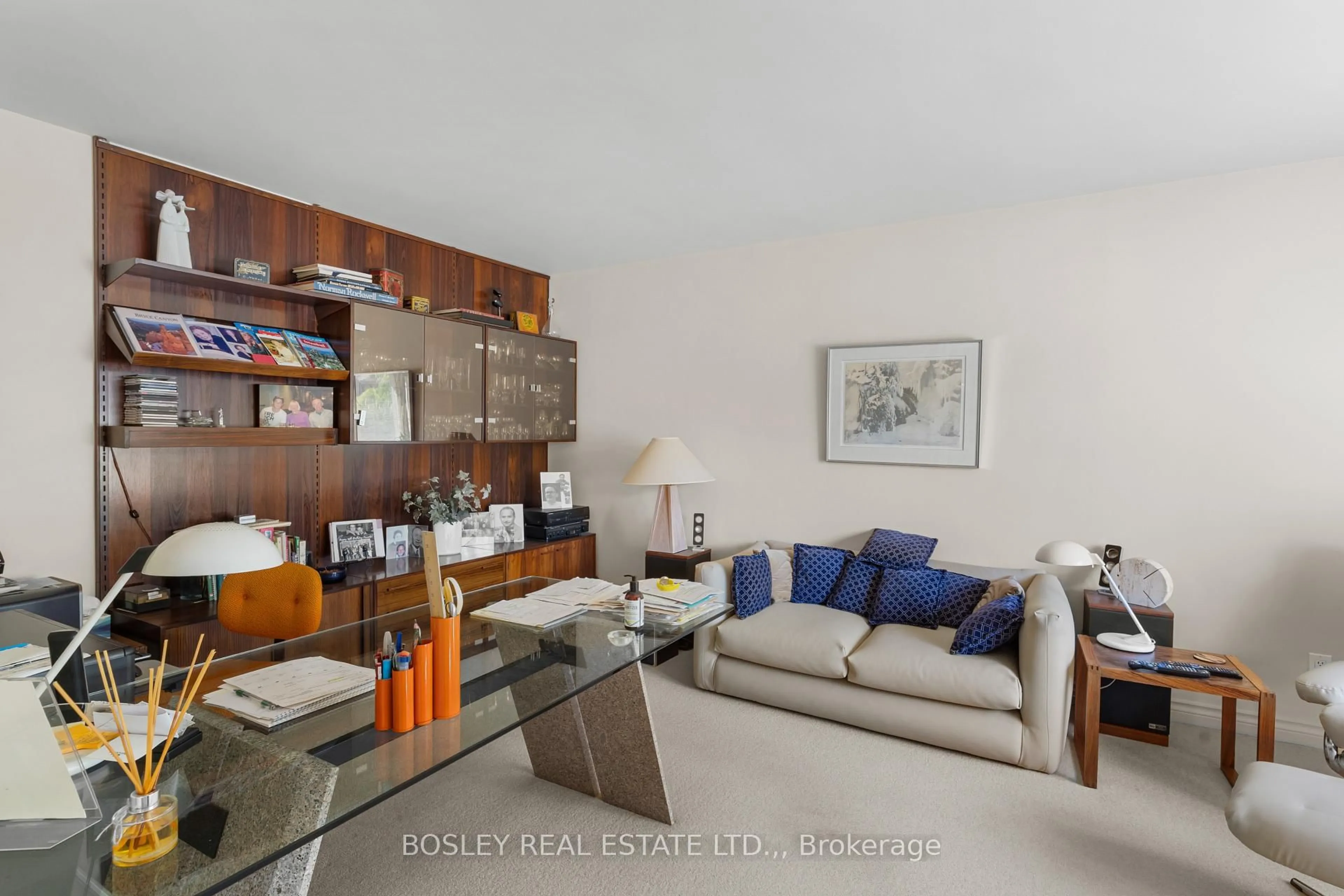 Living room with furniture, unknown for 44 The Promenade Prom, Niagara-on-the-Lake Ontario L0S 1J0