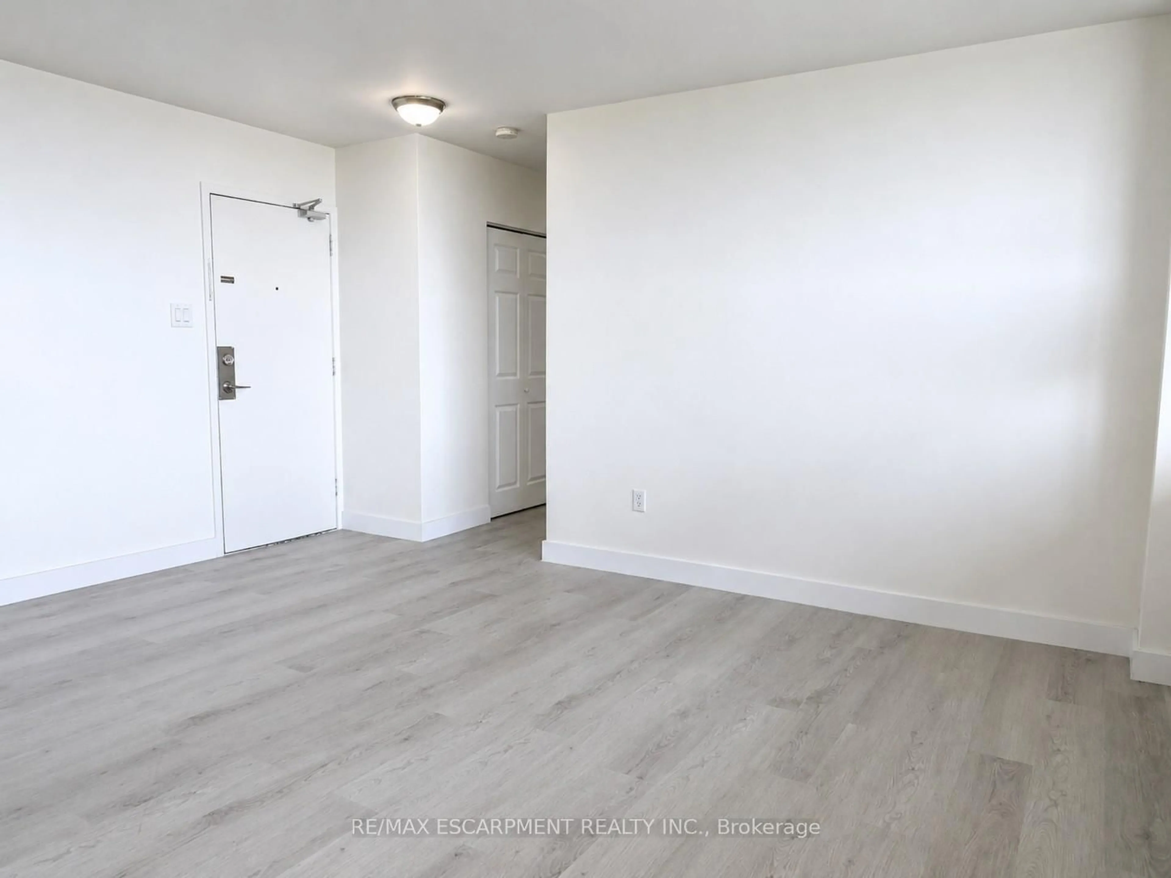 A pic of a room for 15 Albright Rd #514, Hamilton Ontario L8K 5J2