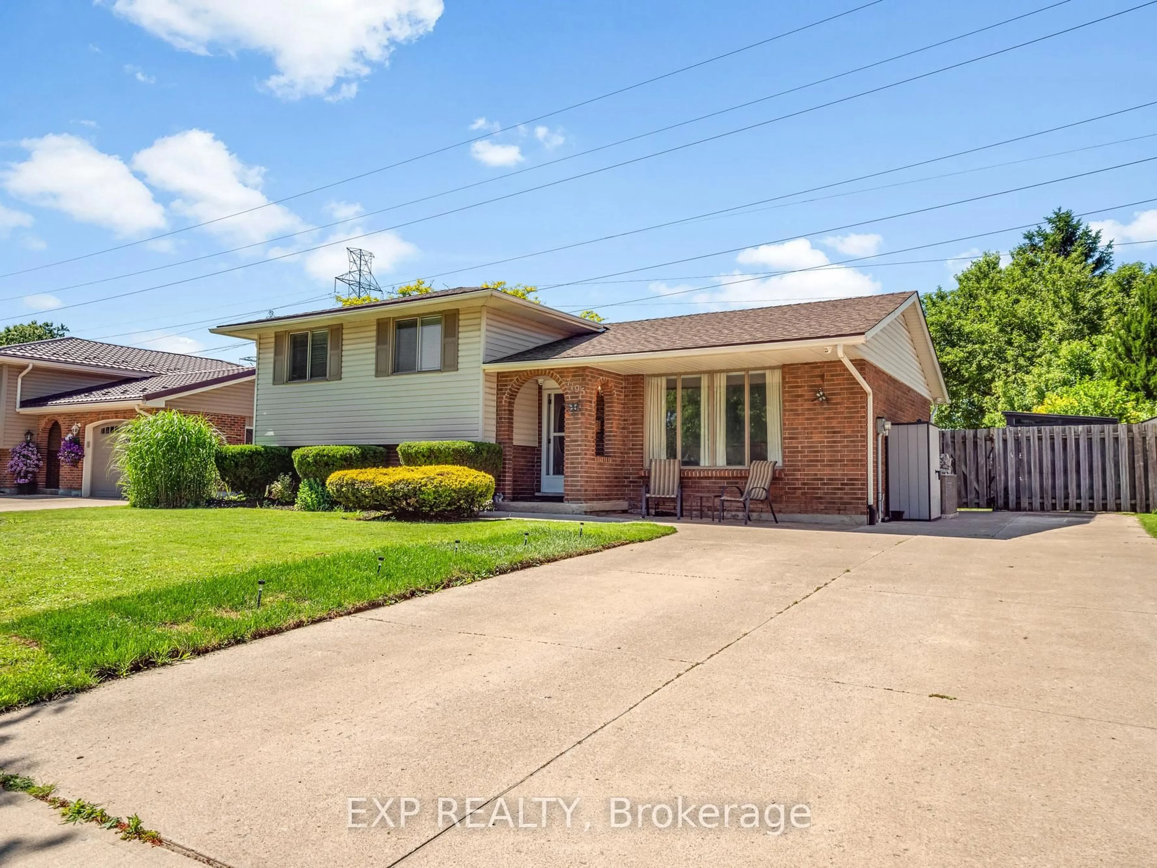 Home with brick exterior material, street for 7195 Westfield Dr, Niagara Falls Ontario L2J 3V5