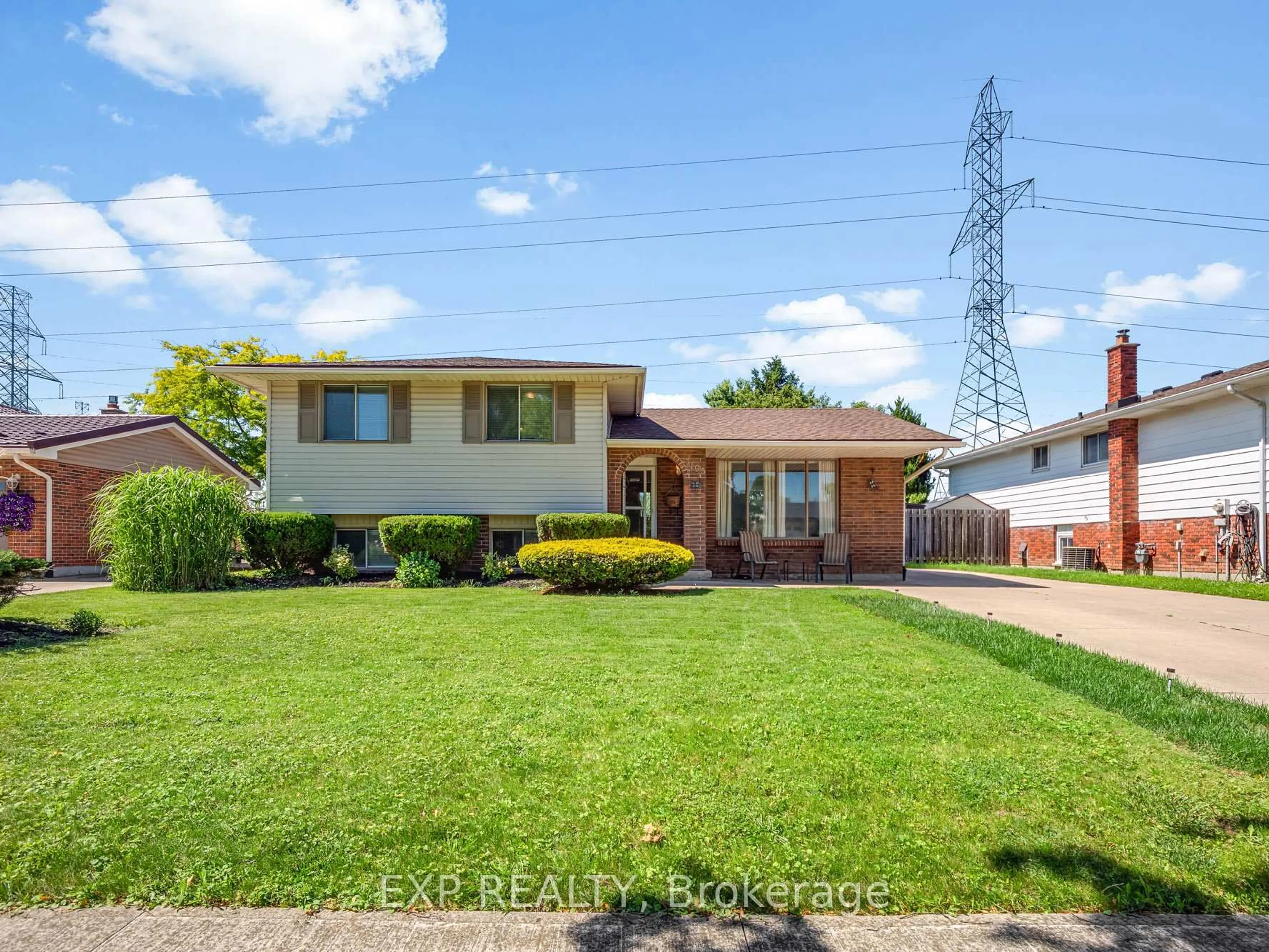 A pic from outside/outdoor area/front of a property/back of a property/a pic from drone, street for 7195 Westfield Dr, Niagara Falls Ontario L2J 3V5
