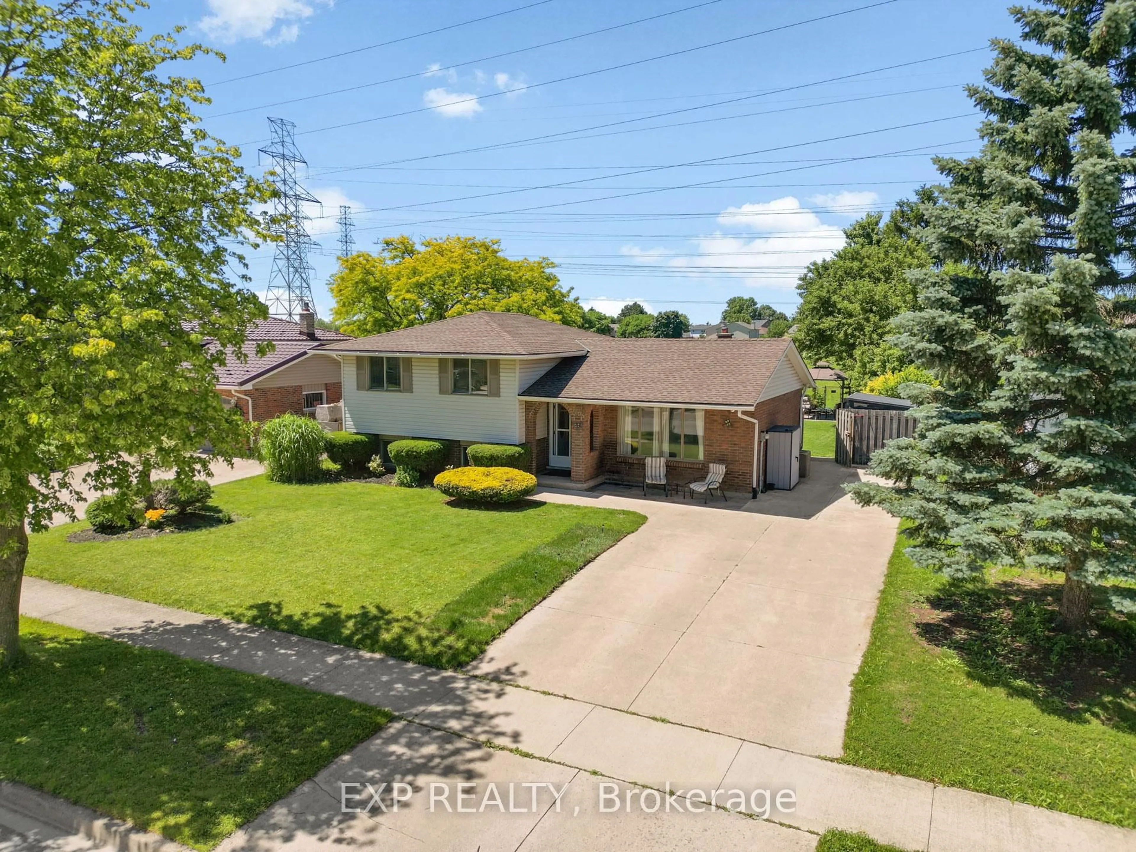 A pic from outside/outdoor area/front of a property/back of a property/a pic from drone, street for 7195 Westfield Dr, Niagara Falls Ontario L2J 3V5