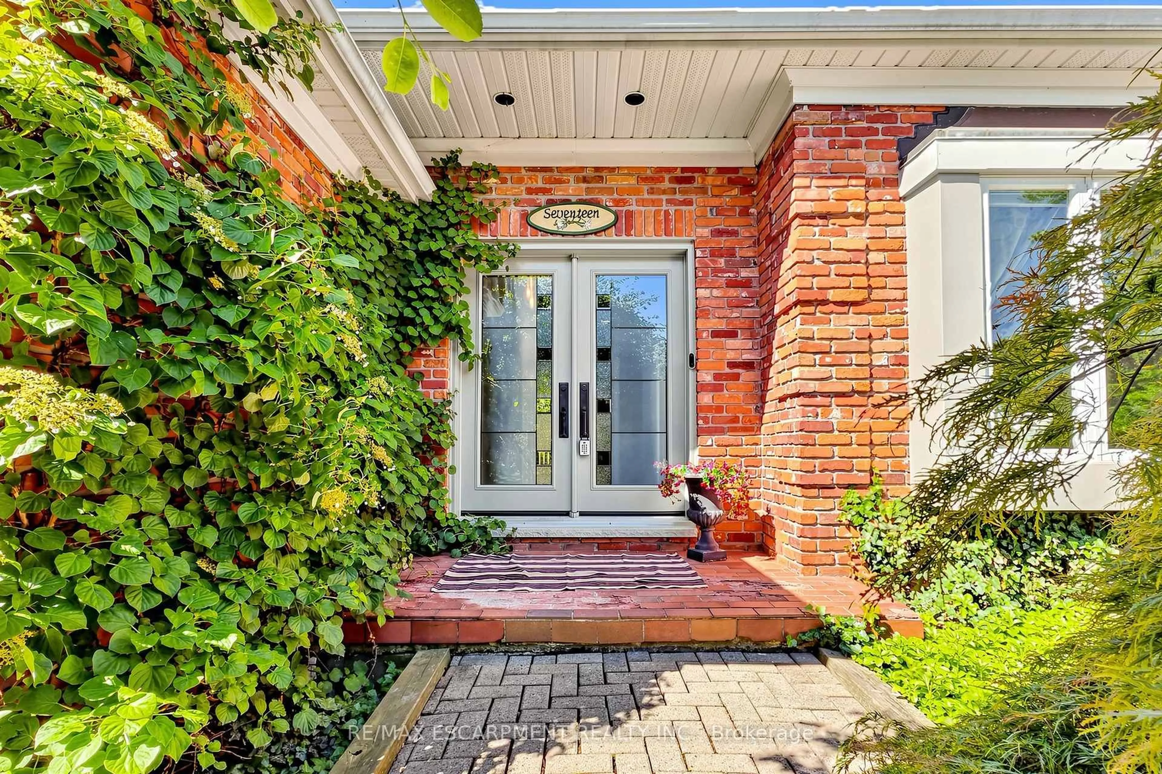 Unknown for 17 Flanders Dr, Hamilton Ontario L8B 0G6