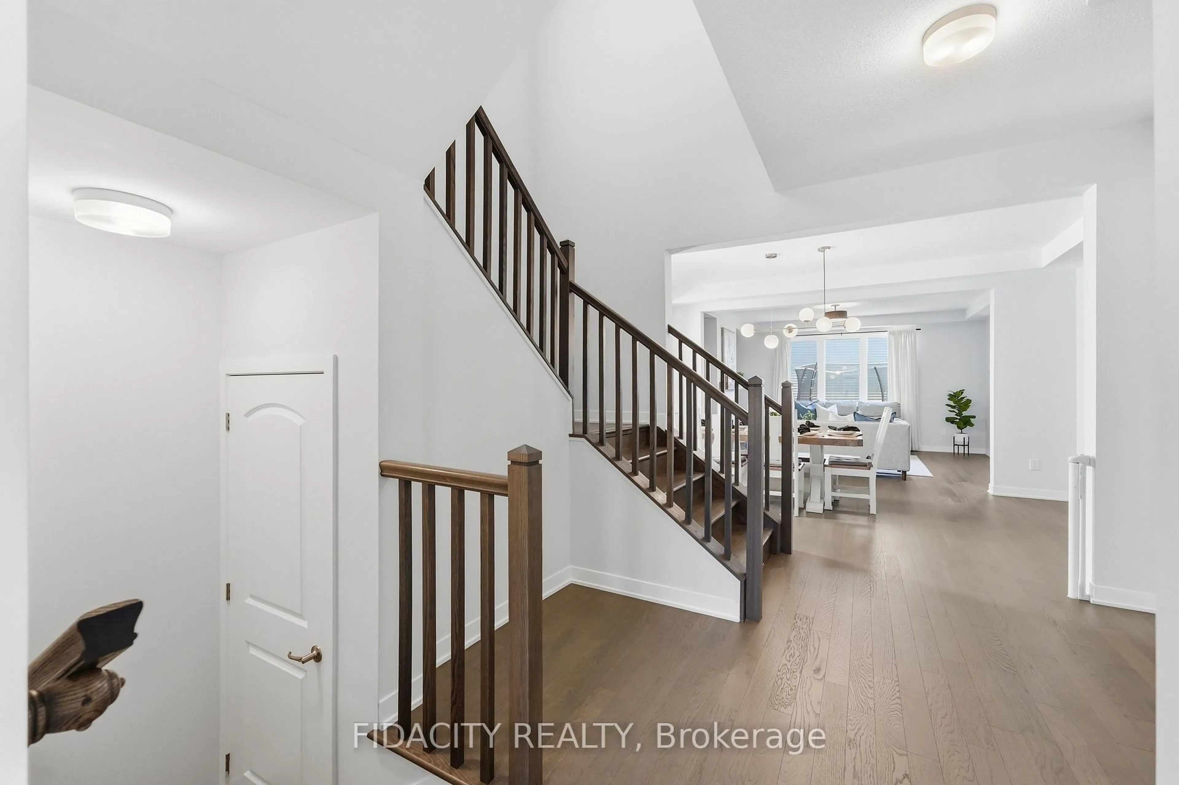 Indoor entryway for 1002 Curraglass Walk, Stittsville Ontario K2S 3A6