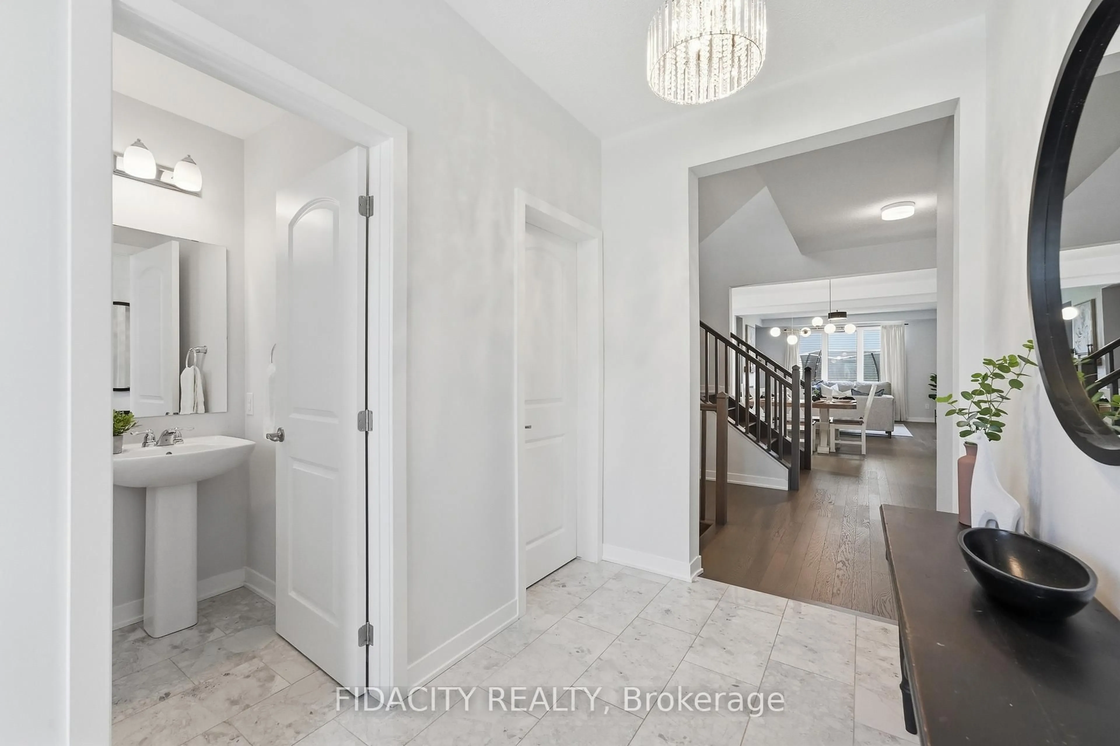 Indoor entryway for 1002 Curraglass Walk, Stittsville Ontario K2S 3A6