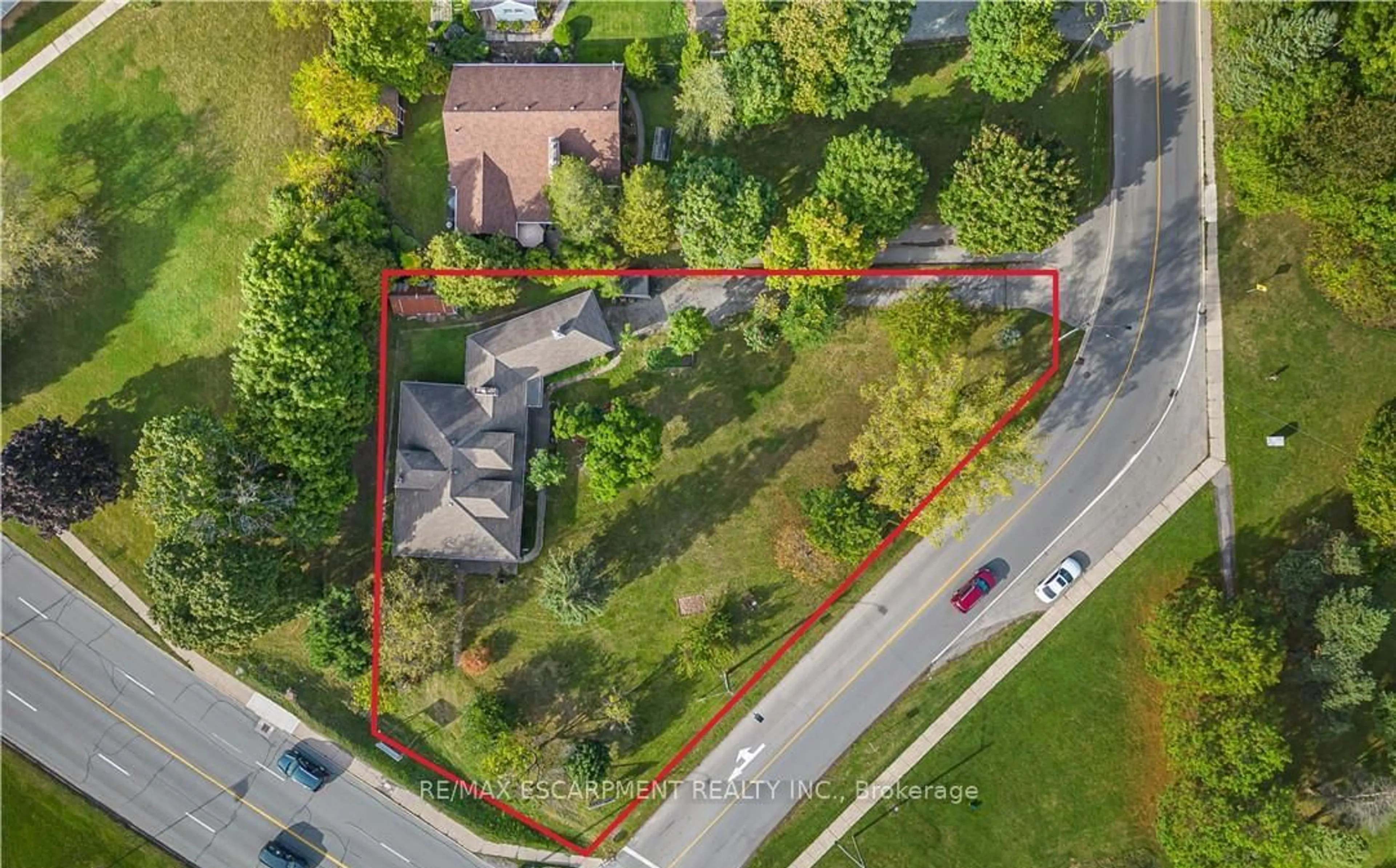 A pic from outside/outdoor area/front of a property/back of a property/a pic from drone, street for 21 First Ave, Welland Ontario L3C 1X7