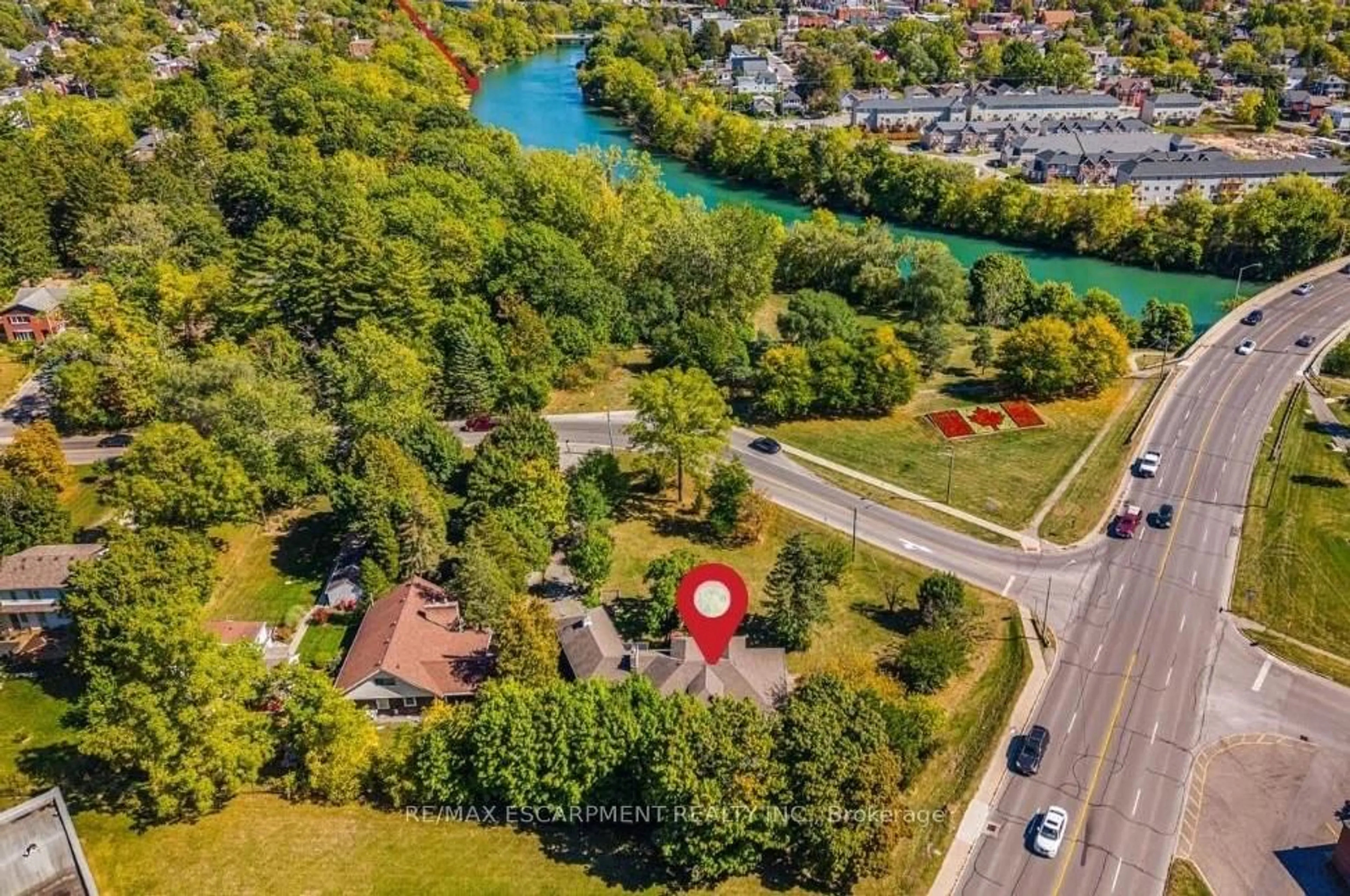 A pic from outside/outdoor area/front of a property/back of a property/a pic from drone, water/lake/river/ocean view for 21 First Ave, Welland Ontario L3C 1X7