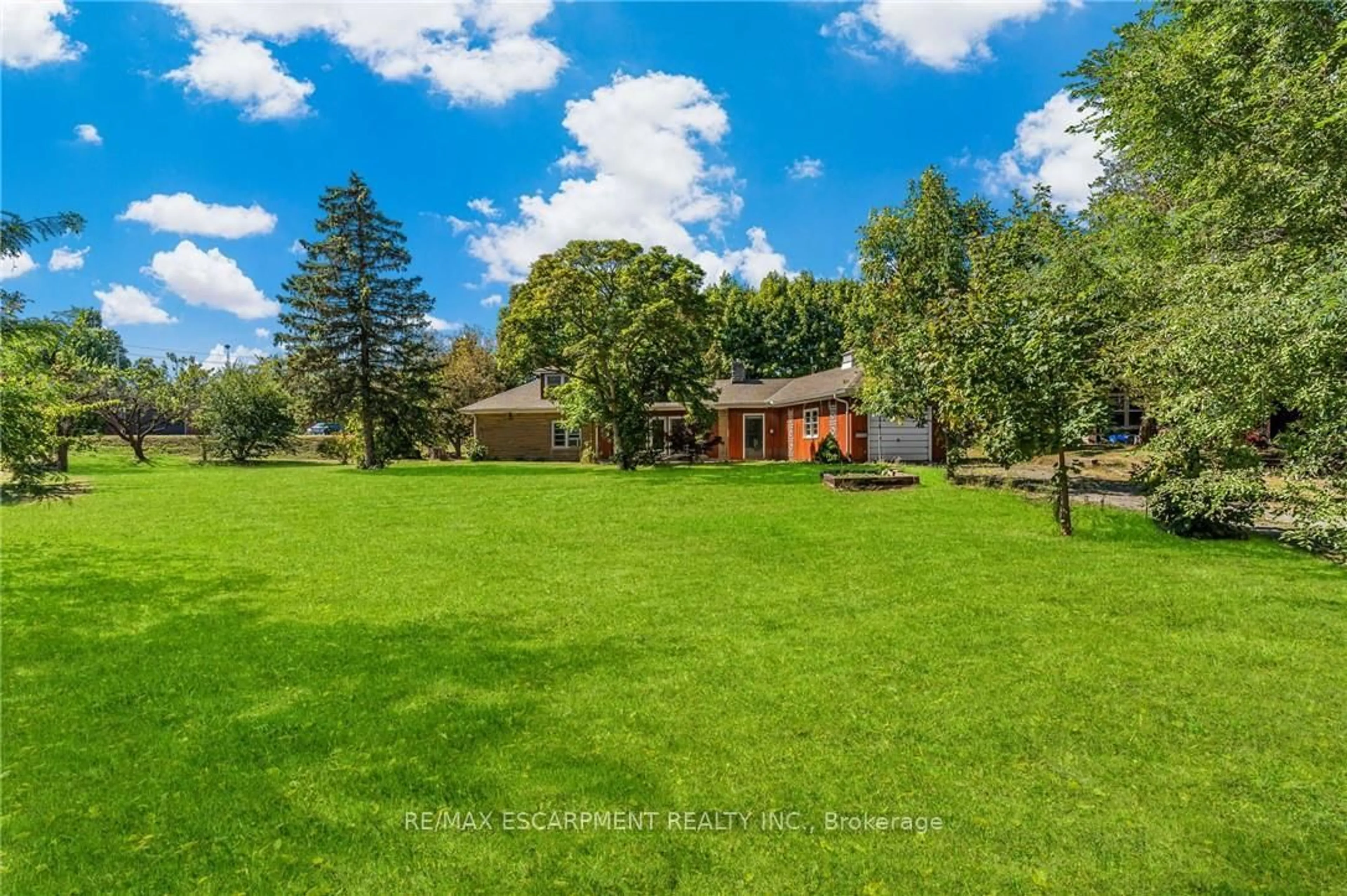 A pic from outside/outdoor area/front of a property/back of a property/a pic from drone, water/lake/river/ocean view for 21 First Ave, Welland Ontario L3C 1X7