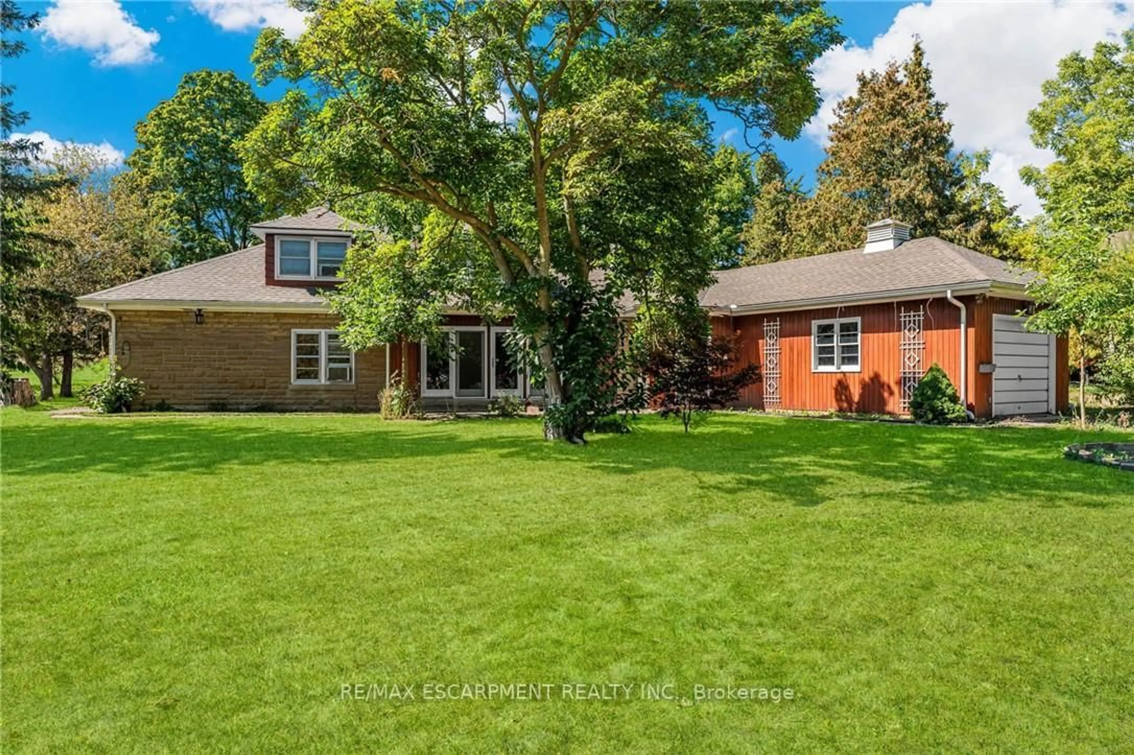 A pic from outside/outdoor area/front of a property/back of a property/a pic from drone, street for 21 First Ave, Welland Ontario L3C 1X7
