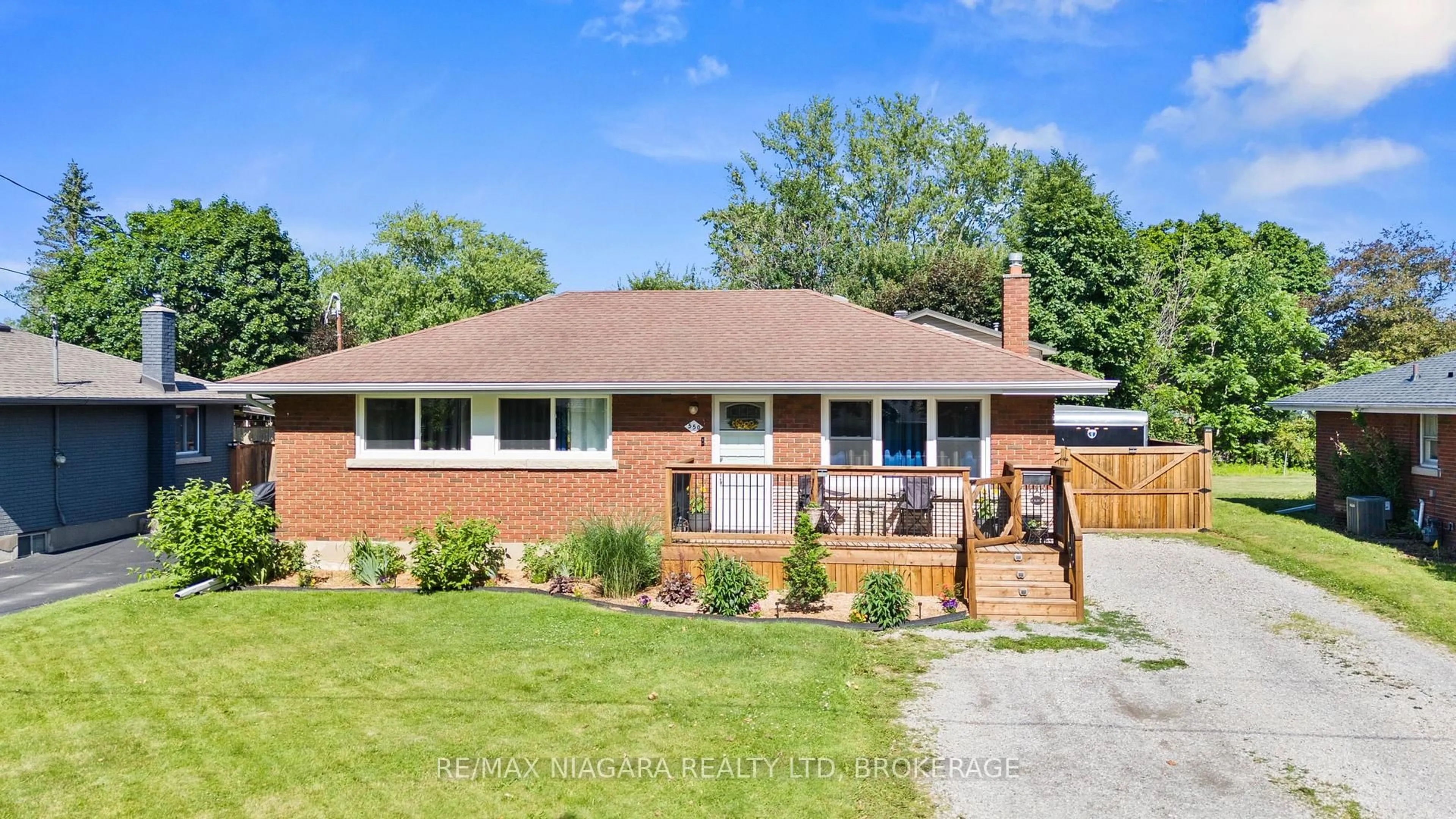 Home with brick exterior material, street for 550 Lloyd Ave, Welland Ontario L3C 2Z6
