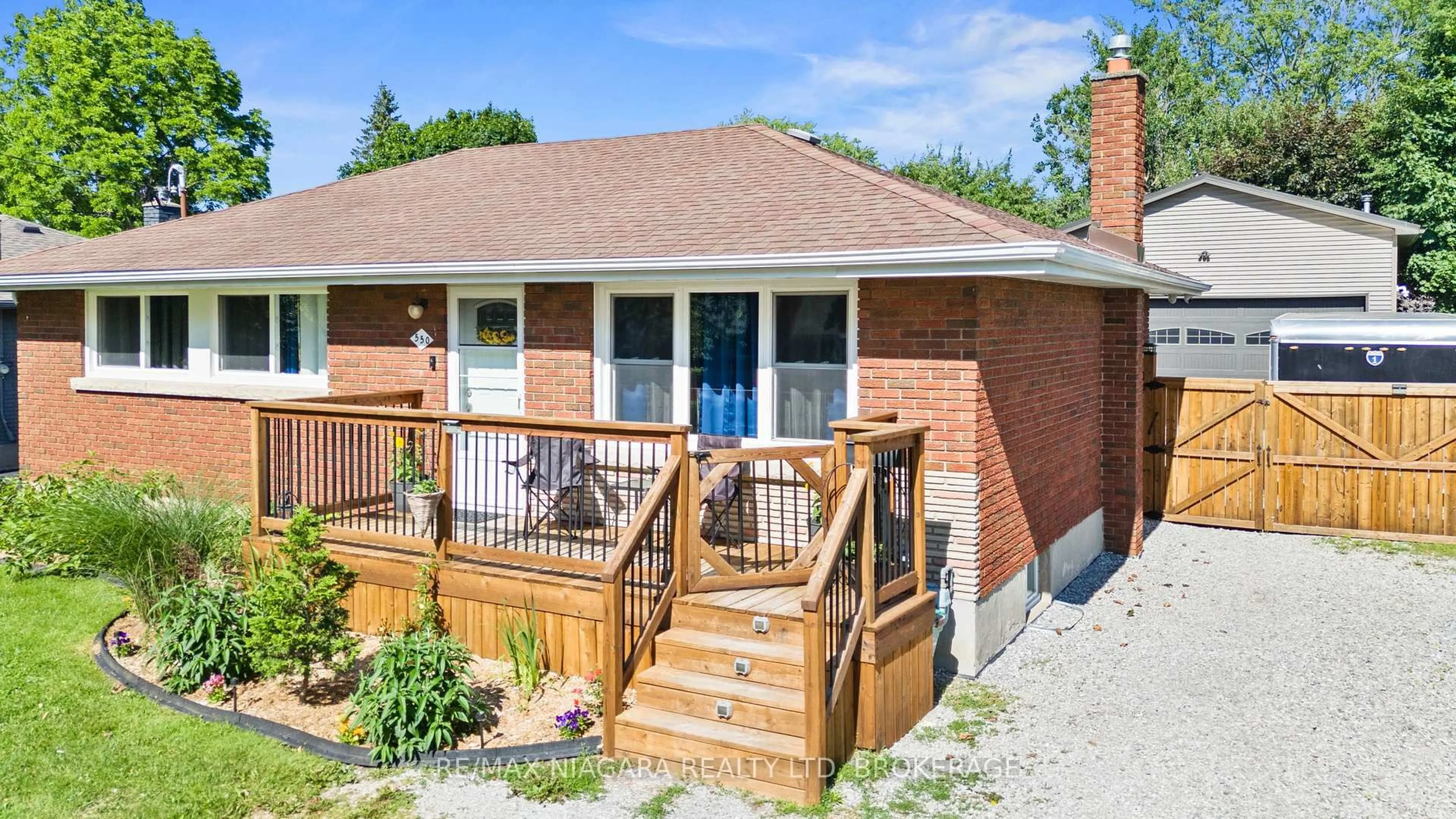 Home with brick exterior material, street for 550 Lloyd Ave, Welland Ontario L3C 2Z6