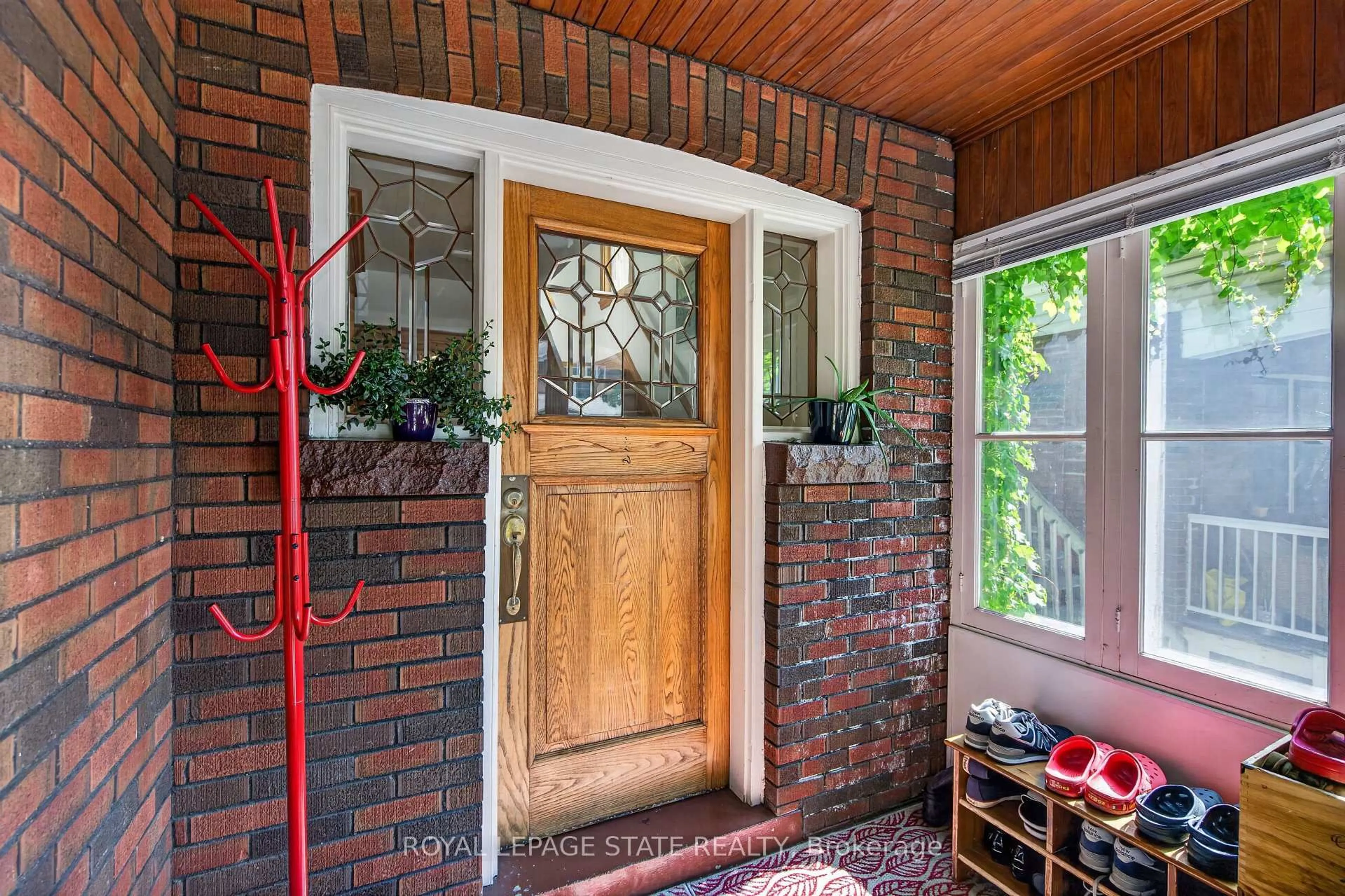 Indoor entryway for 111 South Oval, Hamilton Ontario L8S 1R2