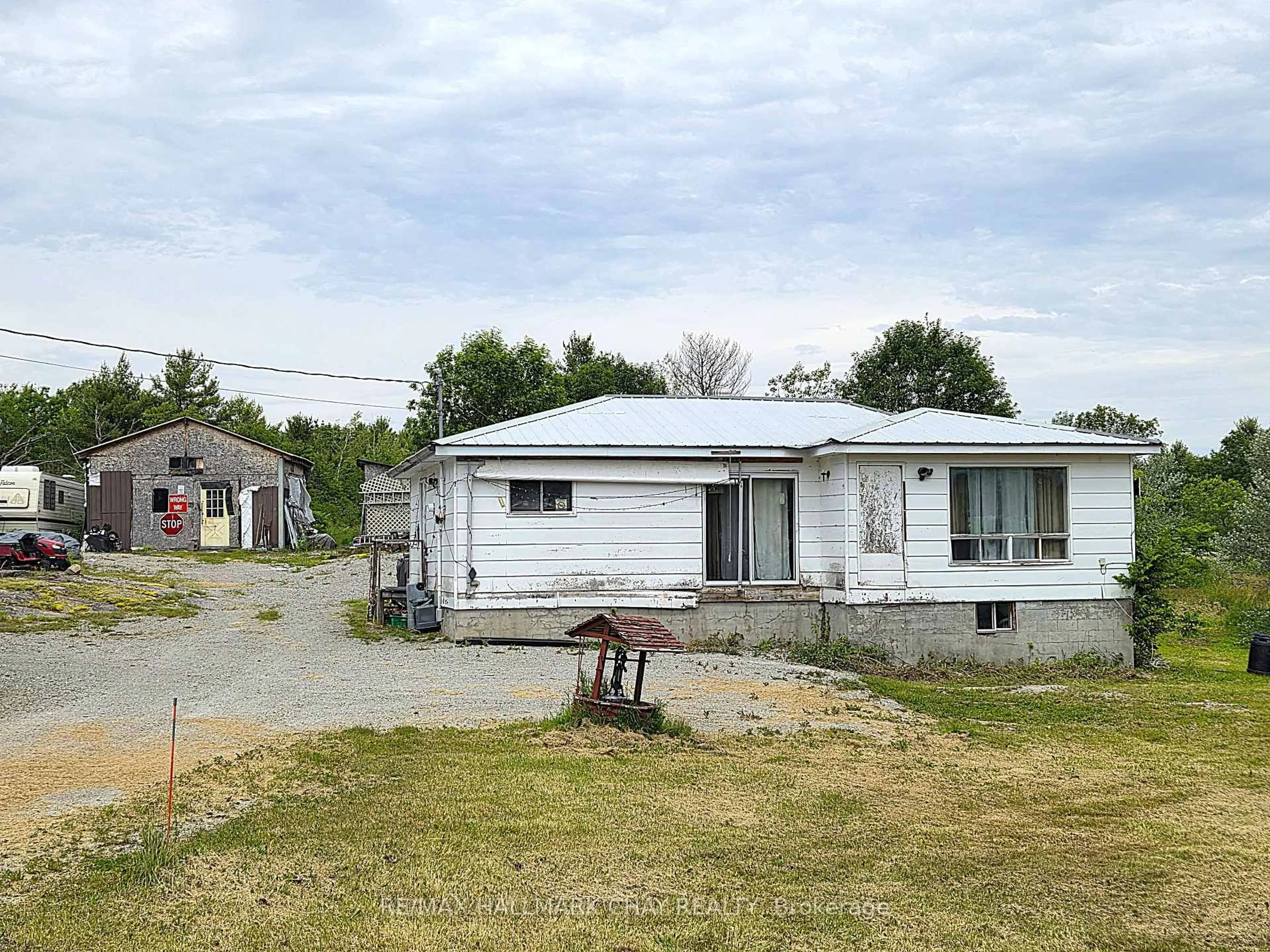 A pic from outside/outdoor area/front of a property/back of a property/a pic from drone, unknown for 1594 Honey Harbour Rd, Georgian Bay Ontario L0K 1S0