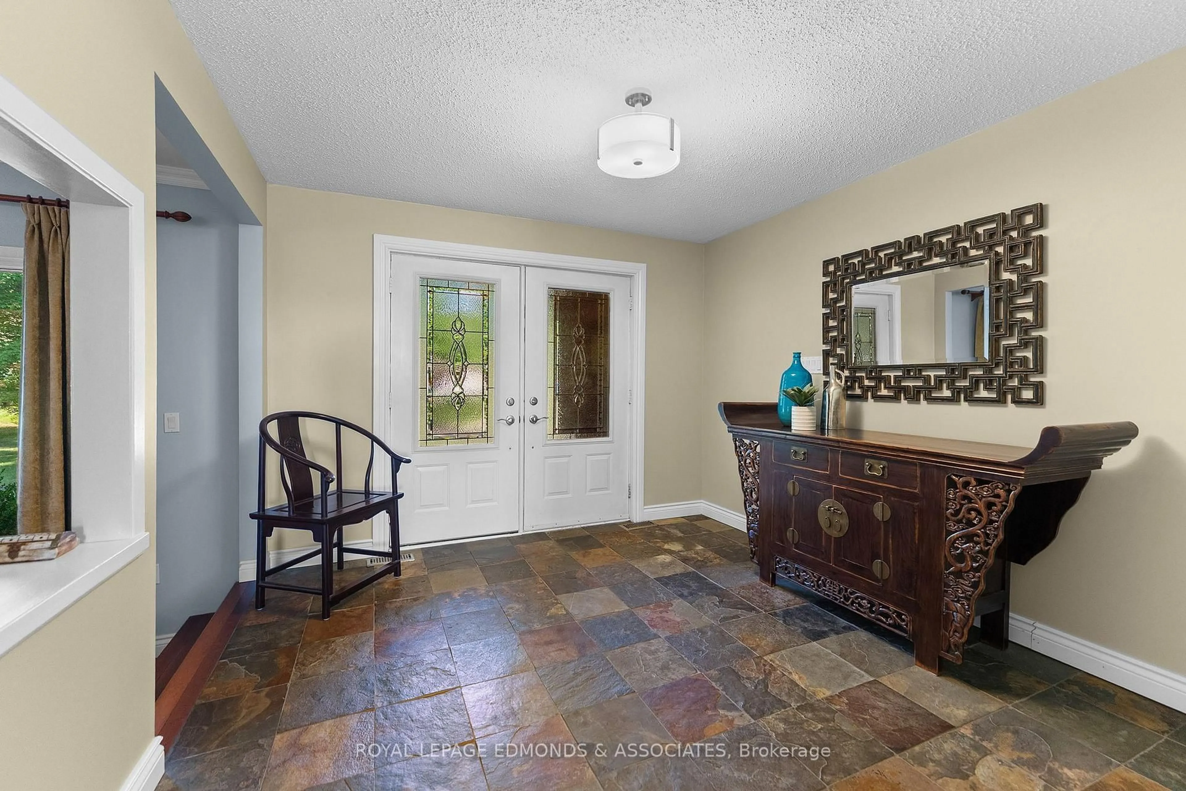 Indoor entryway for 37 Selley St, Petawawa Ontario K8H 3G9