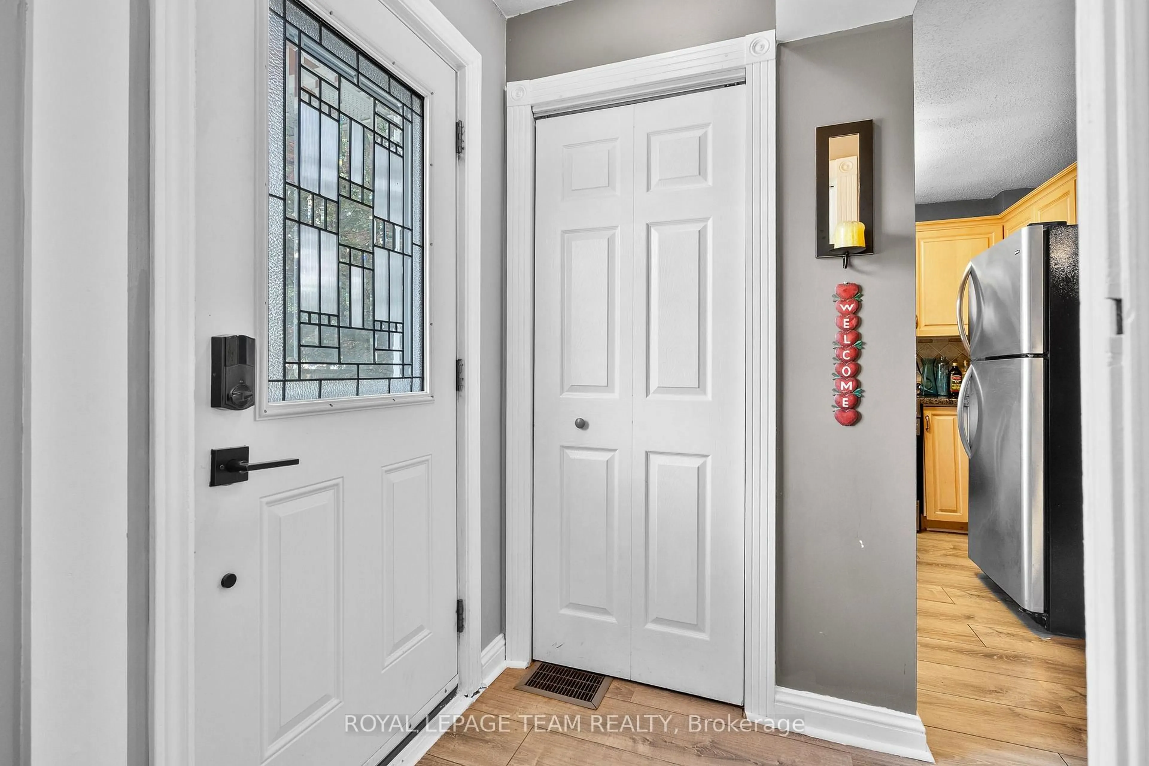 Indoor entryway for 421 Greenwood Ave, Ottawa Ontario K2A 0X5