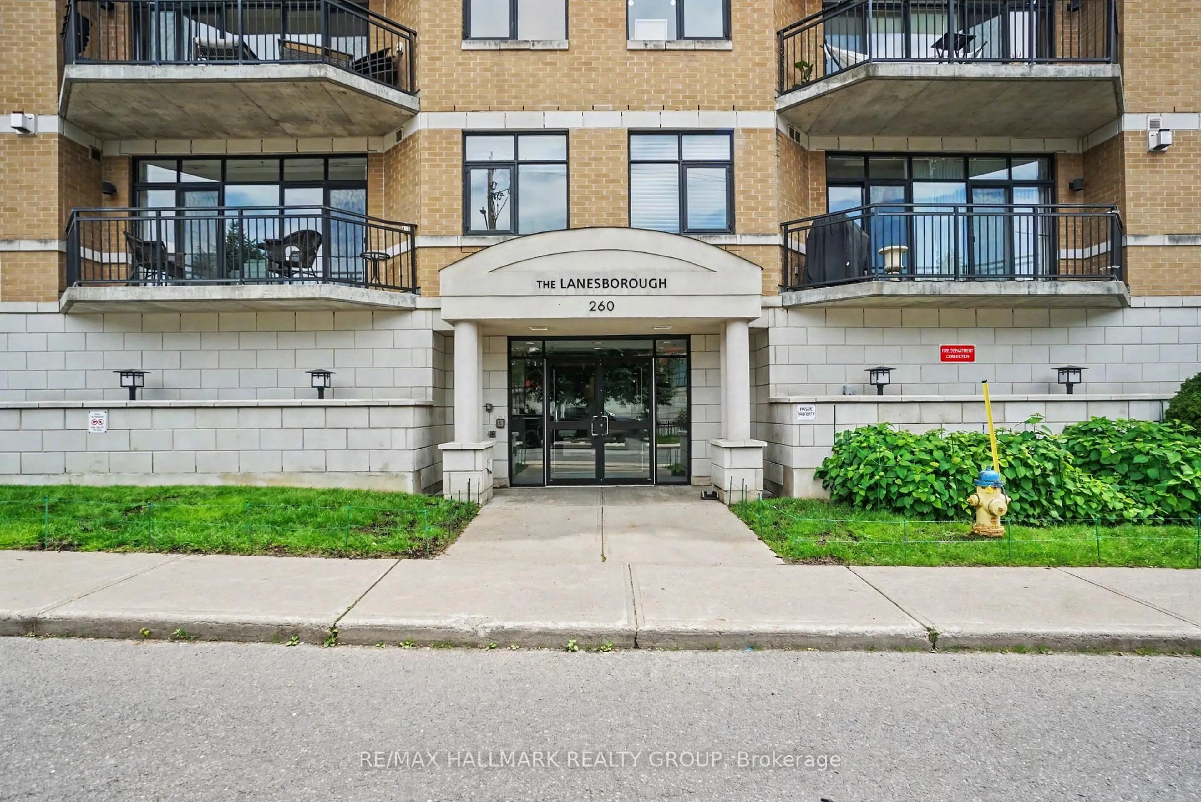 Indoor foyer for 260 Besserer St #408, Ottawa Ontario K1N 1J3
