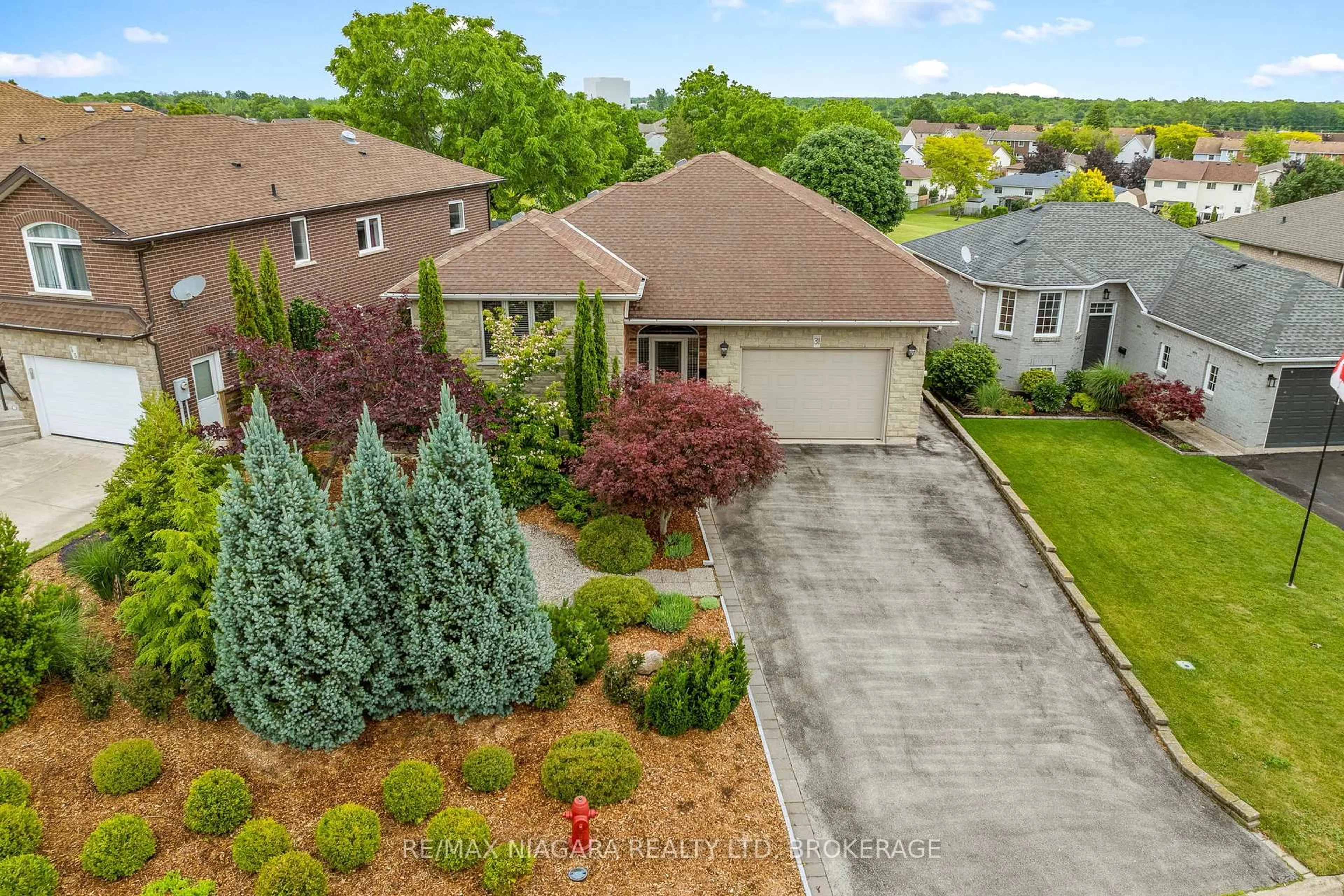 A pic from outside/outdoor area/front of a property/back of a property/a pic from drone, street for 31 Hillcrest Rd, Port Colborne Ontario L3K 6B4